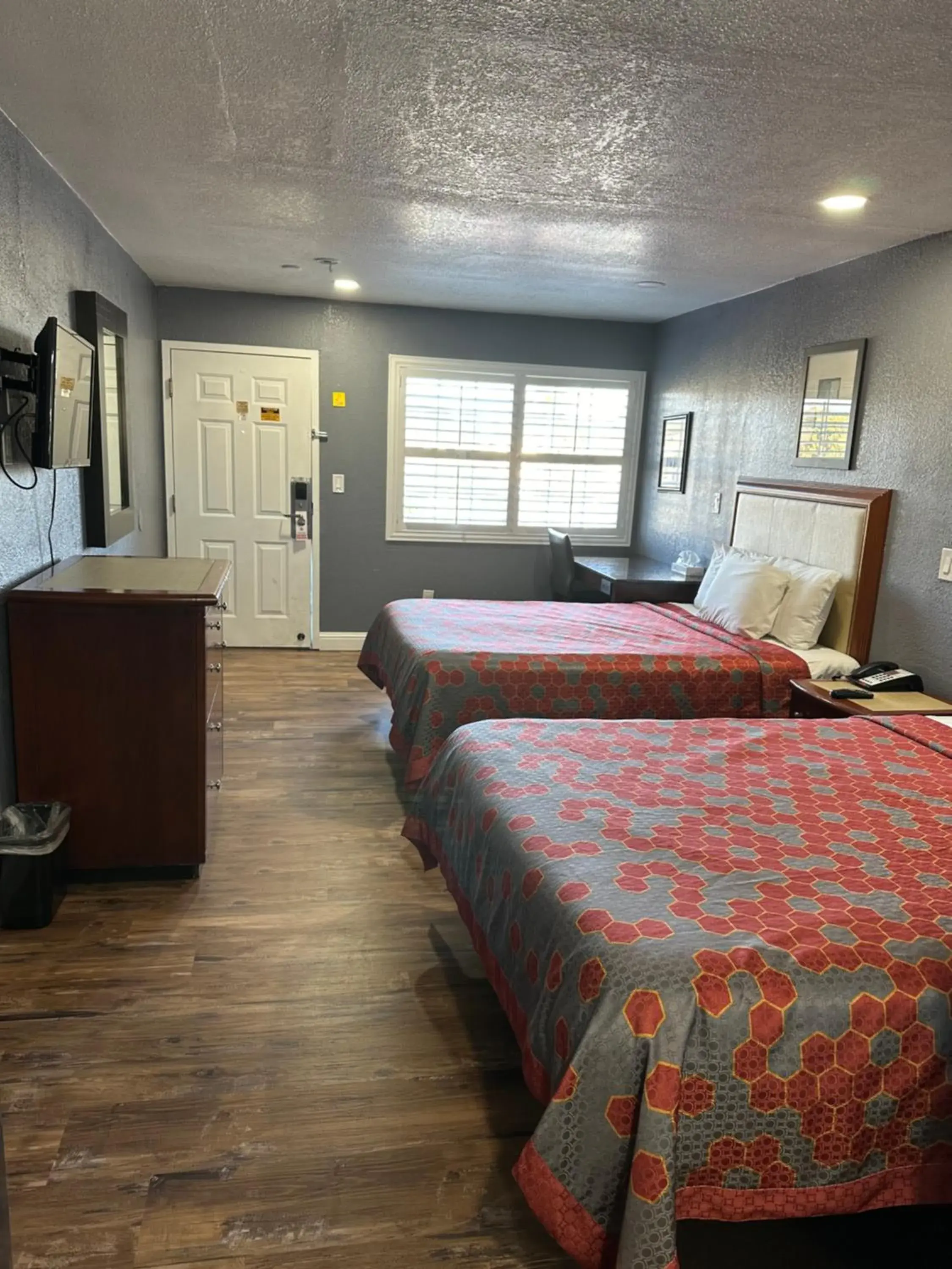 Queen Room with Two Queen Beds in Fireside Inn By The Beach Boardwalk & Bowling Queen Room with Two Queen Beds in Fireside Inn By The Beach Boardwalk & Bowling