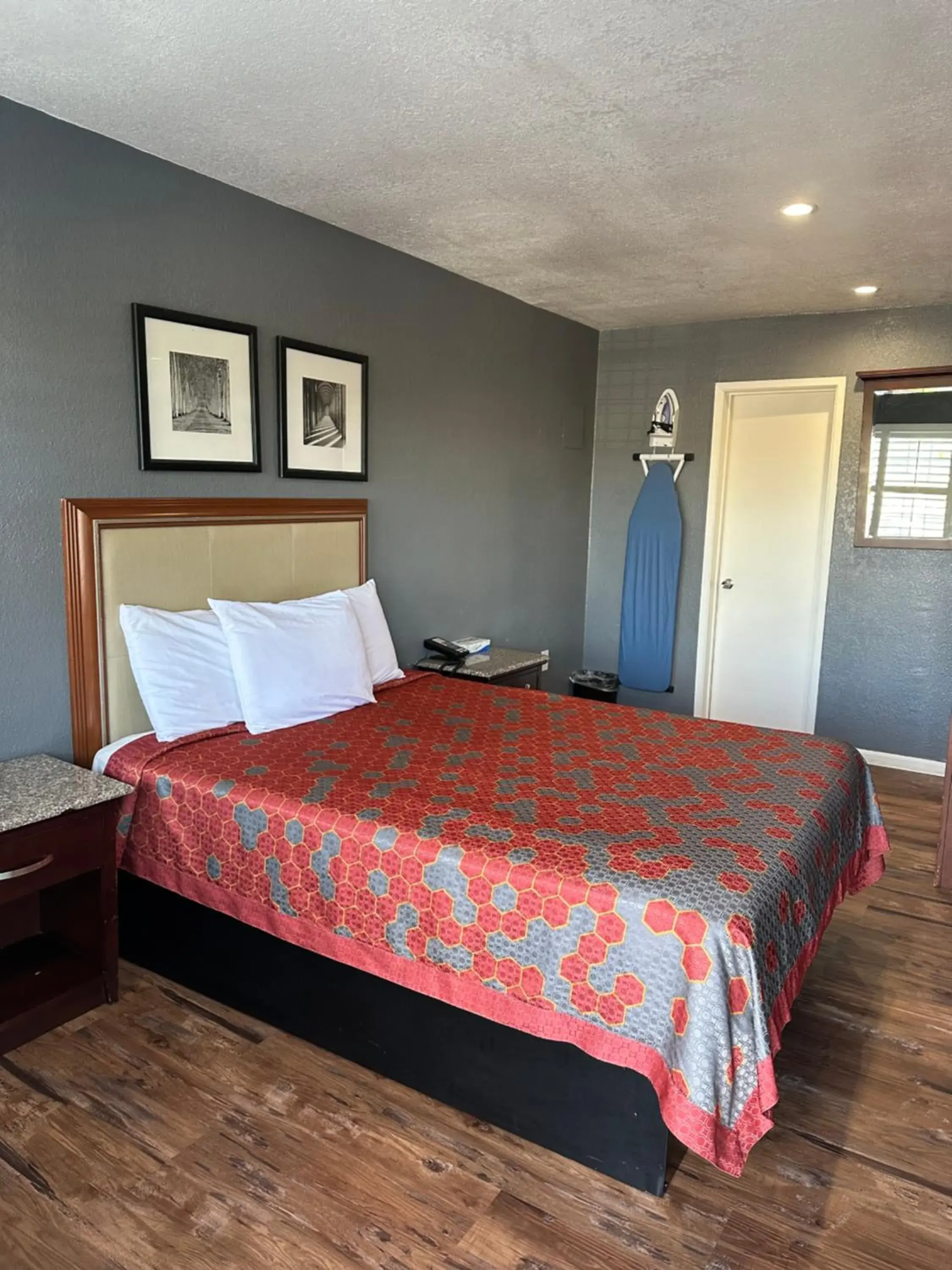 Queen Room in Fireside Inn By The Beach Boardwalk & Bowling Queen Room in Fireside Inn By The Beach Boardwalk & Bowling