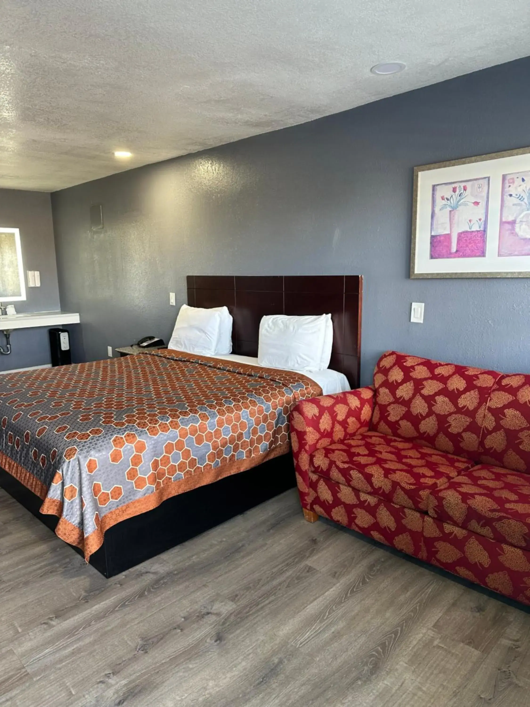 King Room with Sofa Bed in Fireside Inn By The Beach Boardwalk & Bowling King Room with Sofa Bed in Fireside Inn By The Beach Boardwalk & Bowling