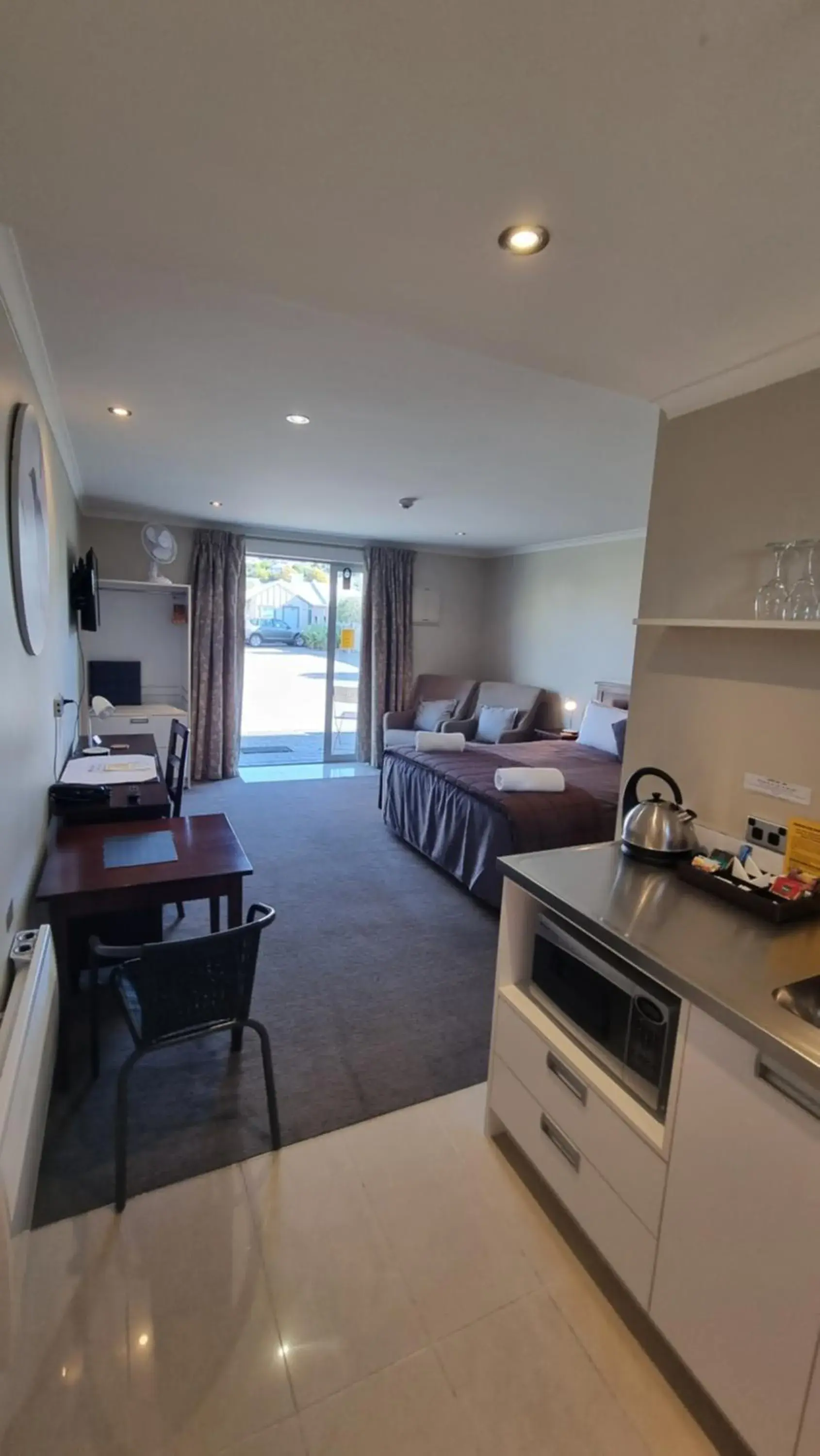 King Room - Disability Access in THE MEWS Oamaru King Room - Disability Access in THE MEWS Oamaru