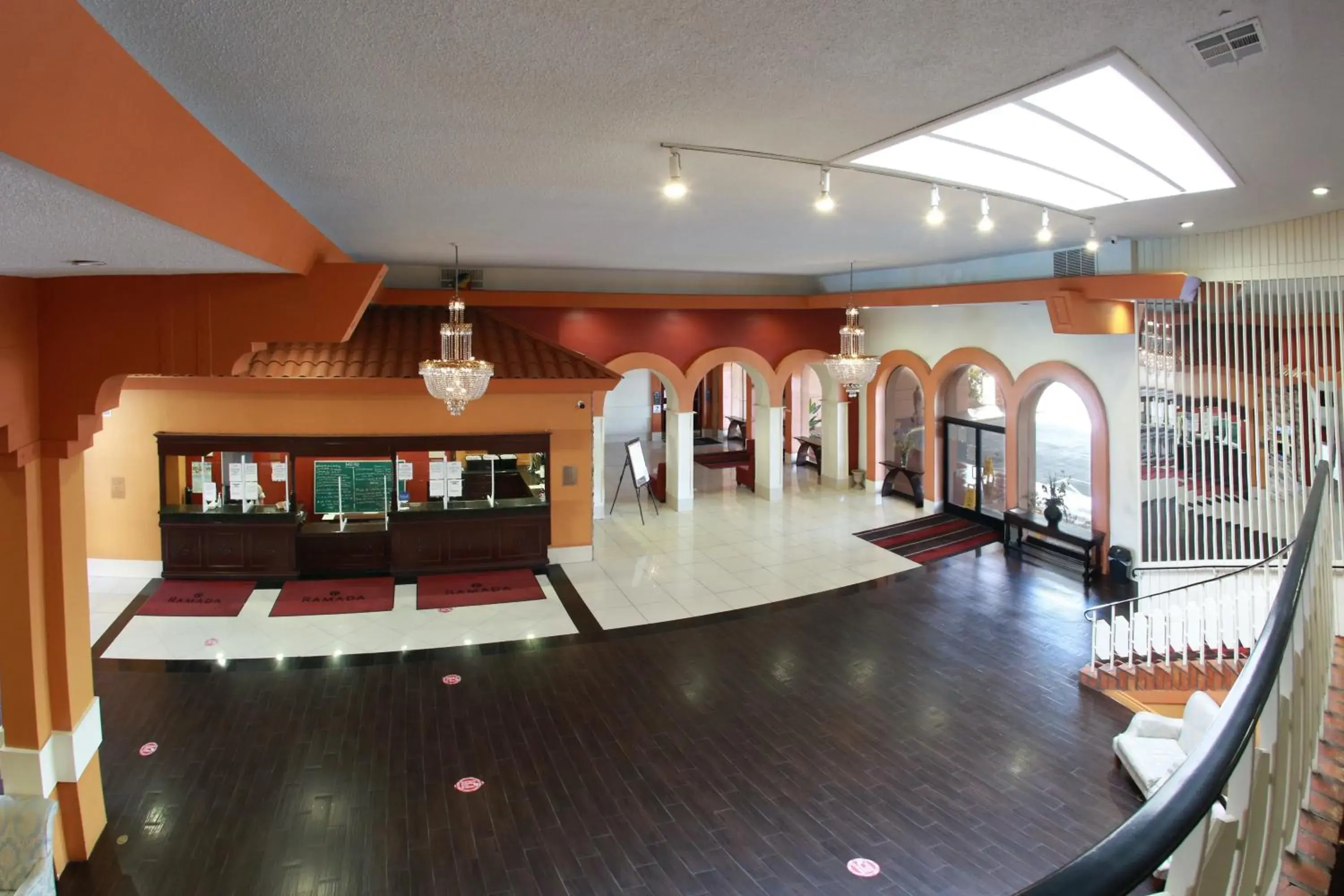 Deluxe King Room - Non-Smoking in Ramada by Wyndham Fresno North Deluxe King Room - Non-Smoking in Ramada by Wyndham Fresno North