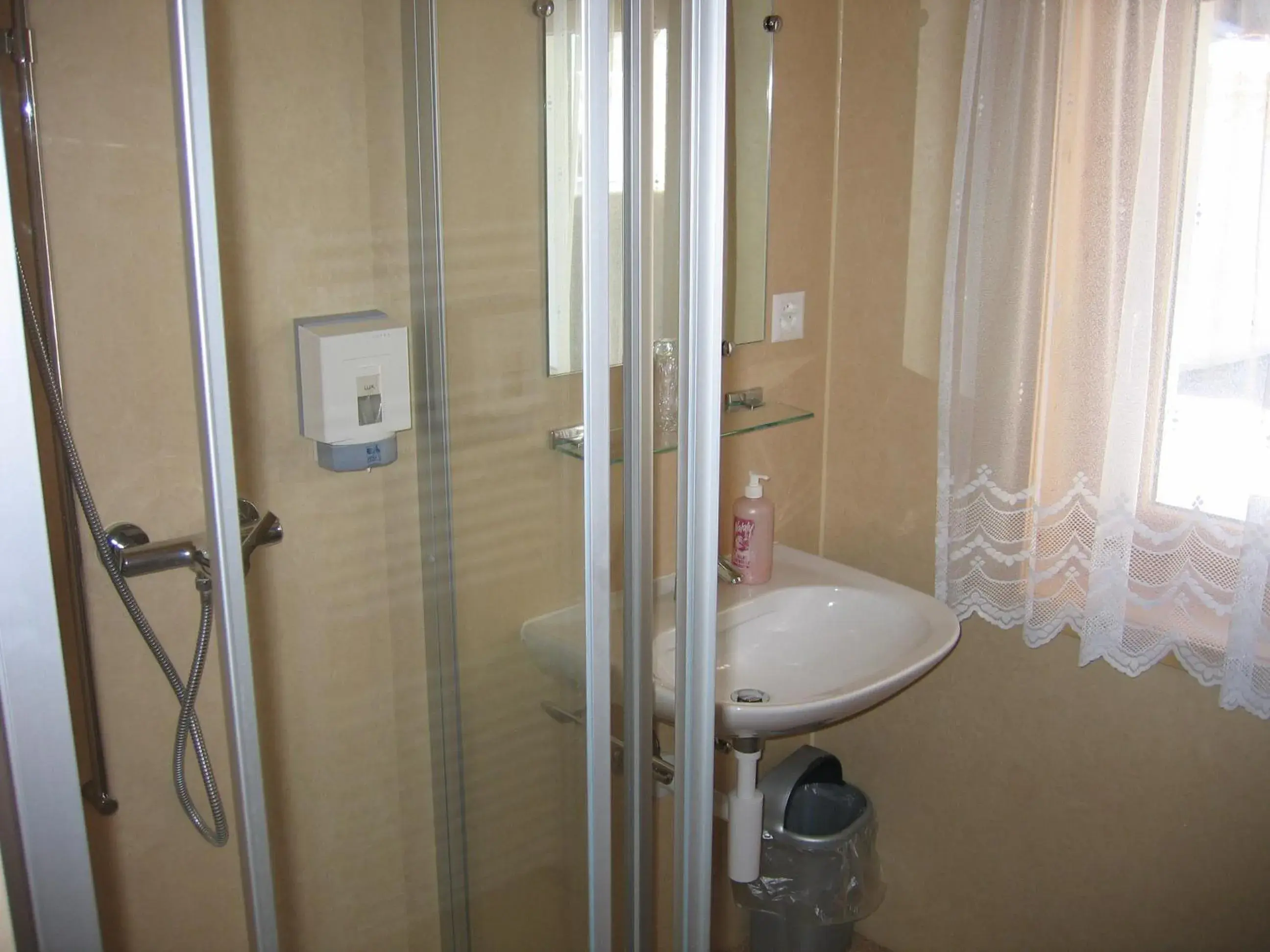 Double Room with Shared Bathroom in Hotel-Restaurant Drei Tannen Double Room with Shared Bathroom in Hotel-Restaurant Drei Tannen