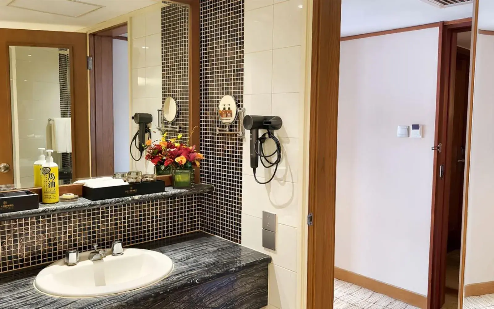 Deluxe Twin Room with City Wall View in Xi'an Dajing Castle Hotel Bell Tower & YONGNING Gate Deluxe Twin Room with City Wall View in Xi'an Dajing Castle Hotel Bell Tower & YONGNING Gate