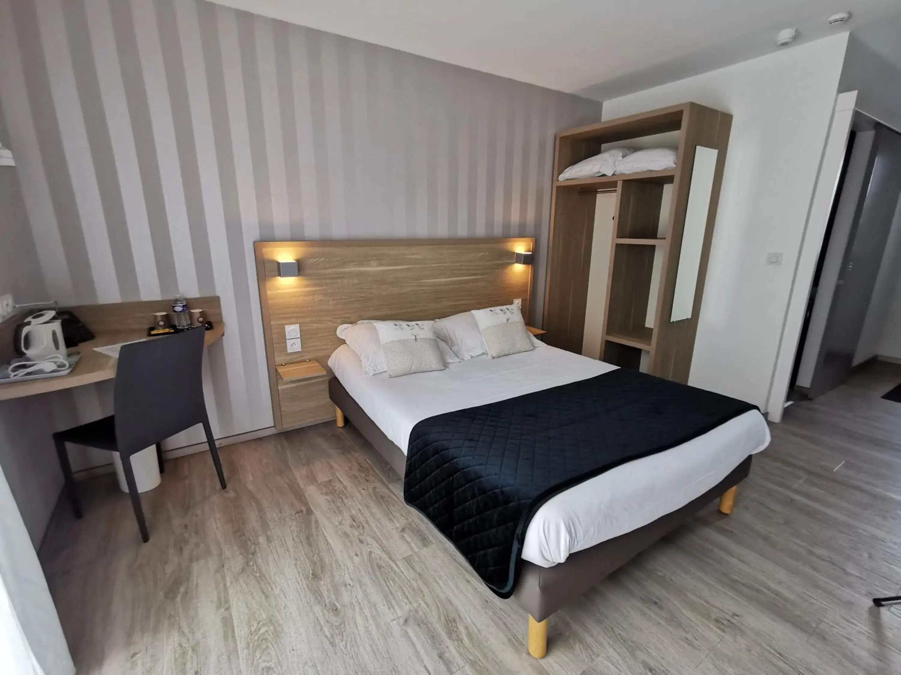 Double Room - Disability Access in Hotel Logis Au Moyne de Saire Double Room - Disability Access in Hotel Logis Au Moyne de Saire