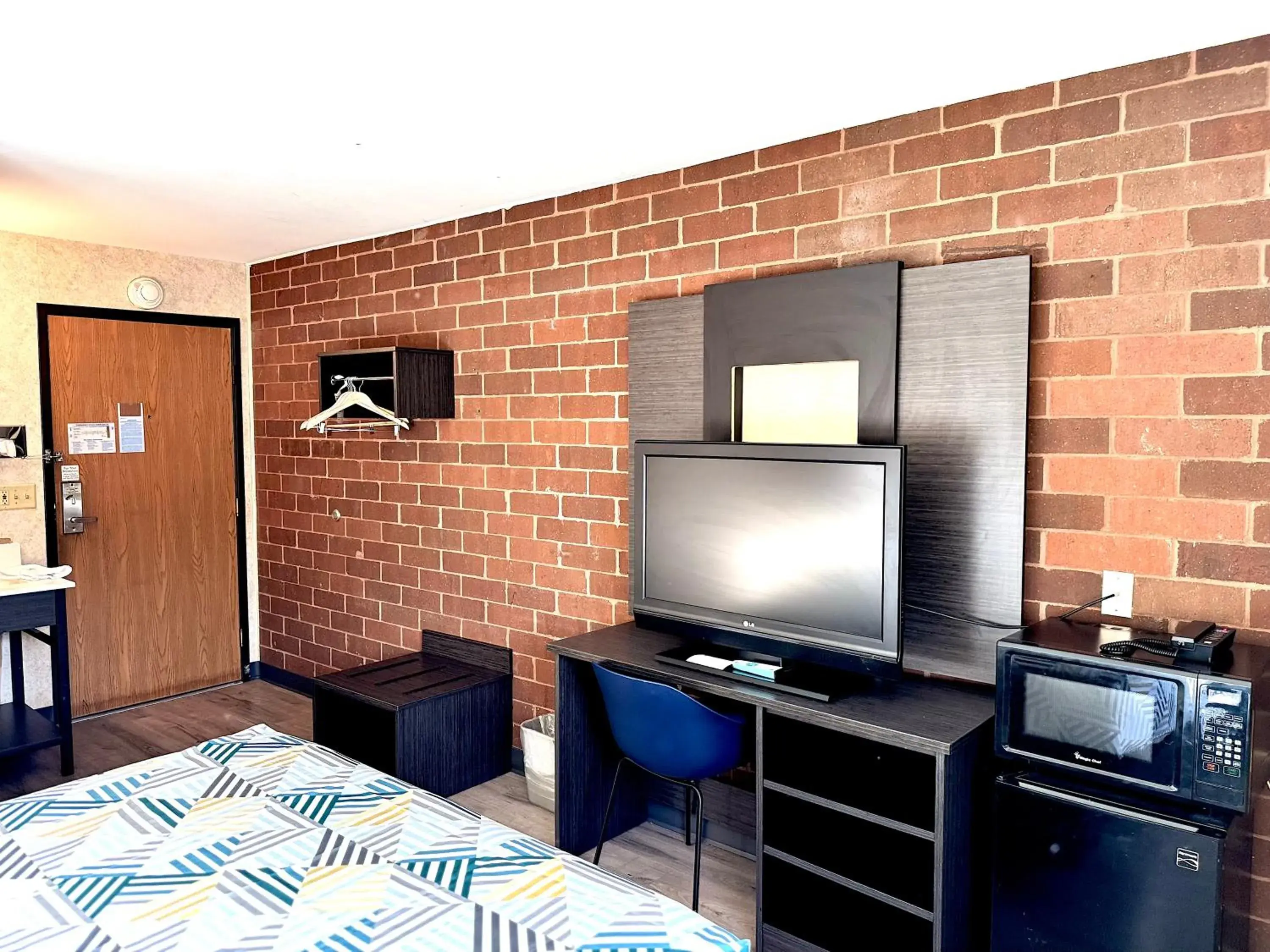 Queen Room - Disability Access - Non-Smoking in Motel 6-Eau Claire, WI Queen Room - Disability Access - Non-Smoking in Motel 6-Eau Claire, WI