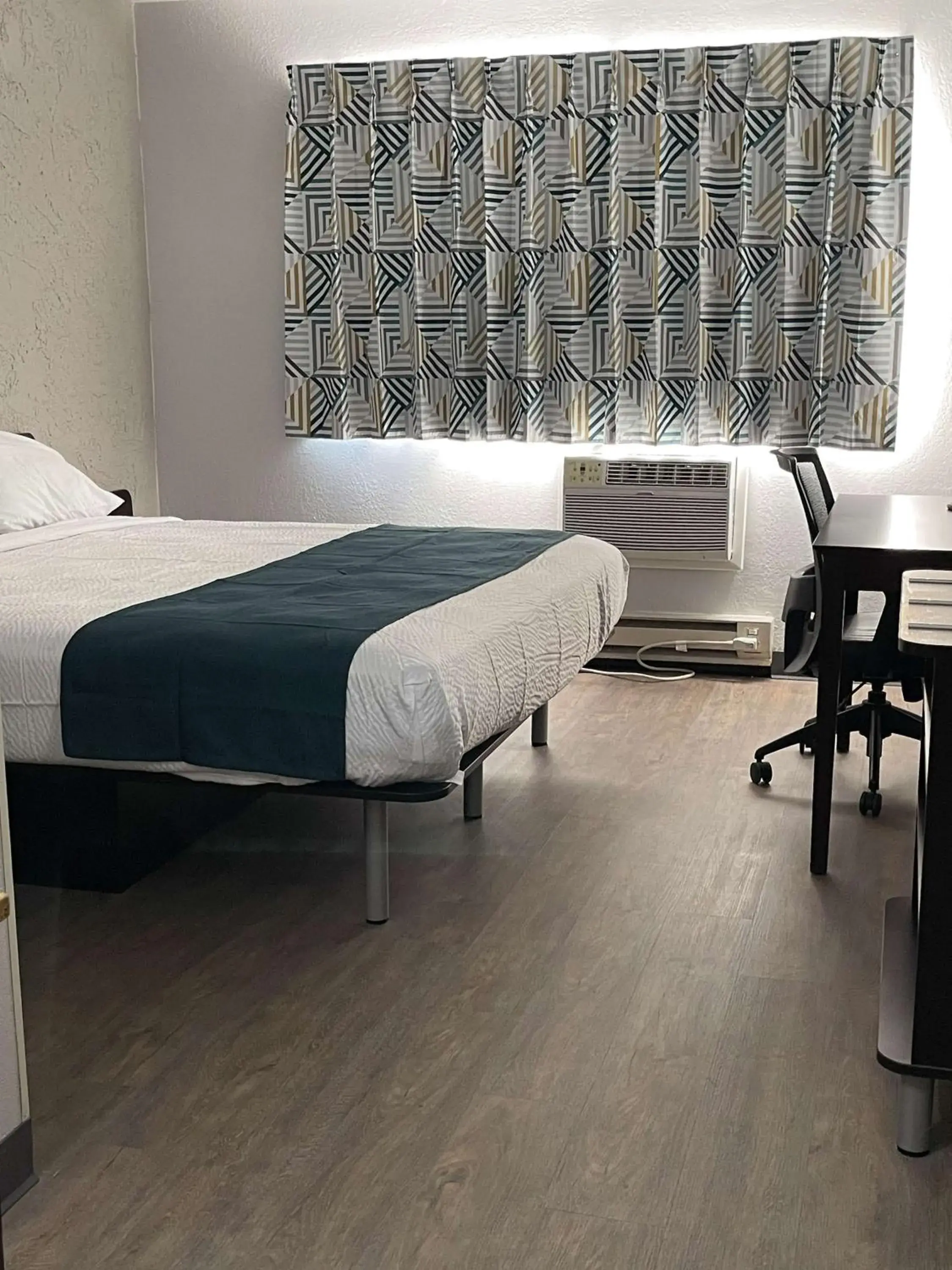 Queen Room - single occupancy - Non-Smoking in Motel 6-Green Bay, WI - Lambeau Queen Room - single occupancy - Non-Smoking in Motel 6-Green Bay, WI - Lambeau