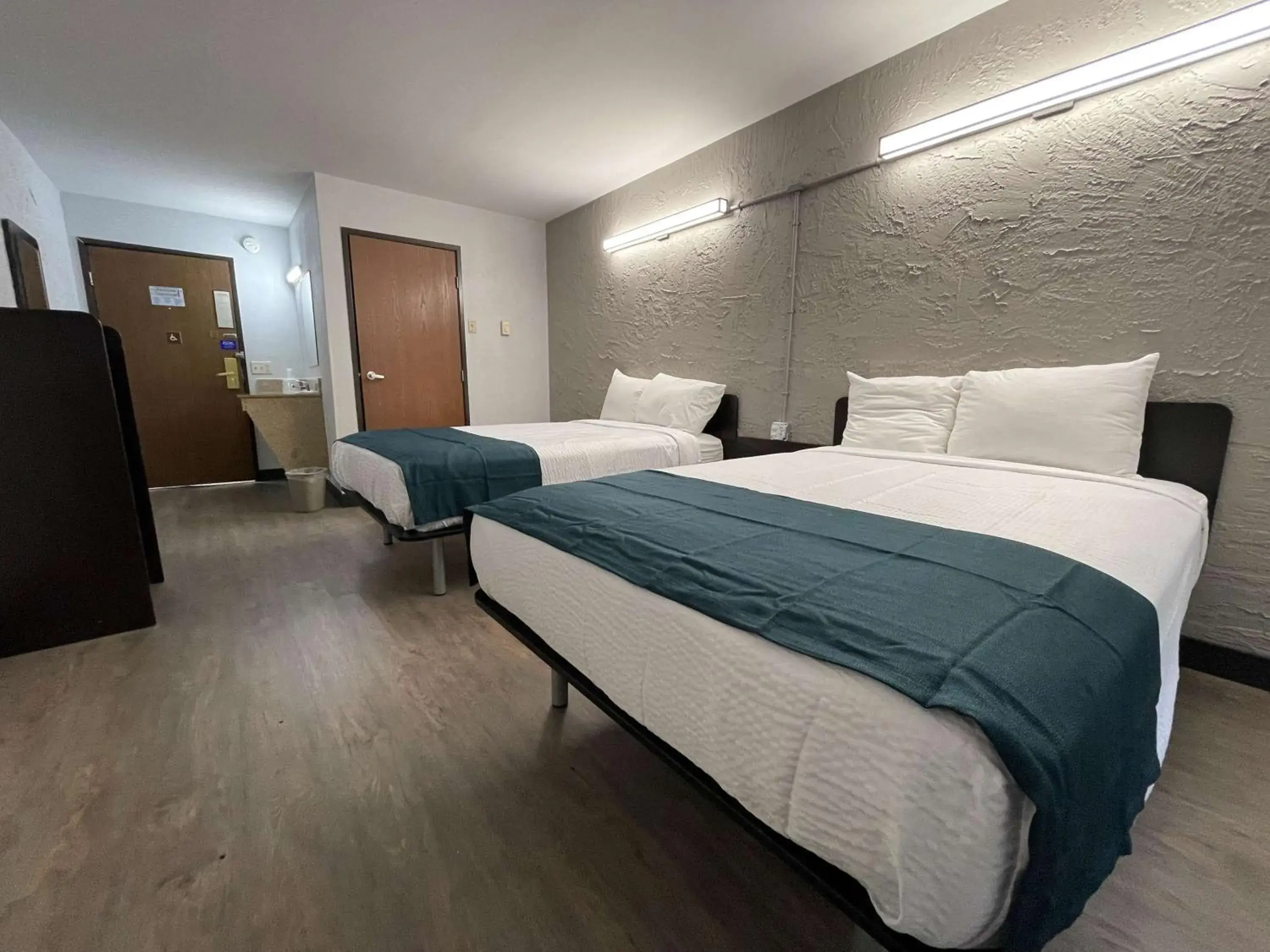 Quadruple Room - single occupancy - Disability Access - Non-Smoking in Motel 6-Green Bay, WI - Lambeau Quadruple Room - single occupancy - Disability Access - Non-Smoking in Motel 6-Green Bay, WI - Lambeau