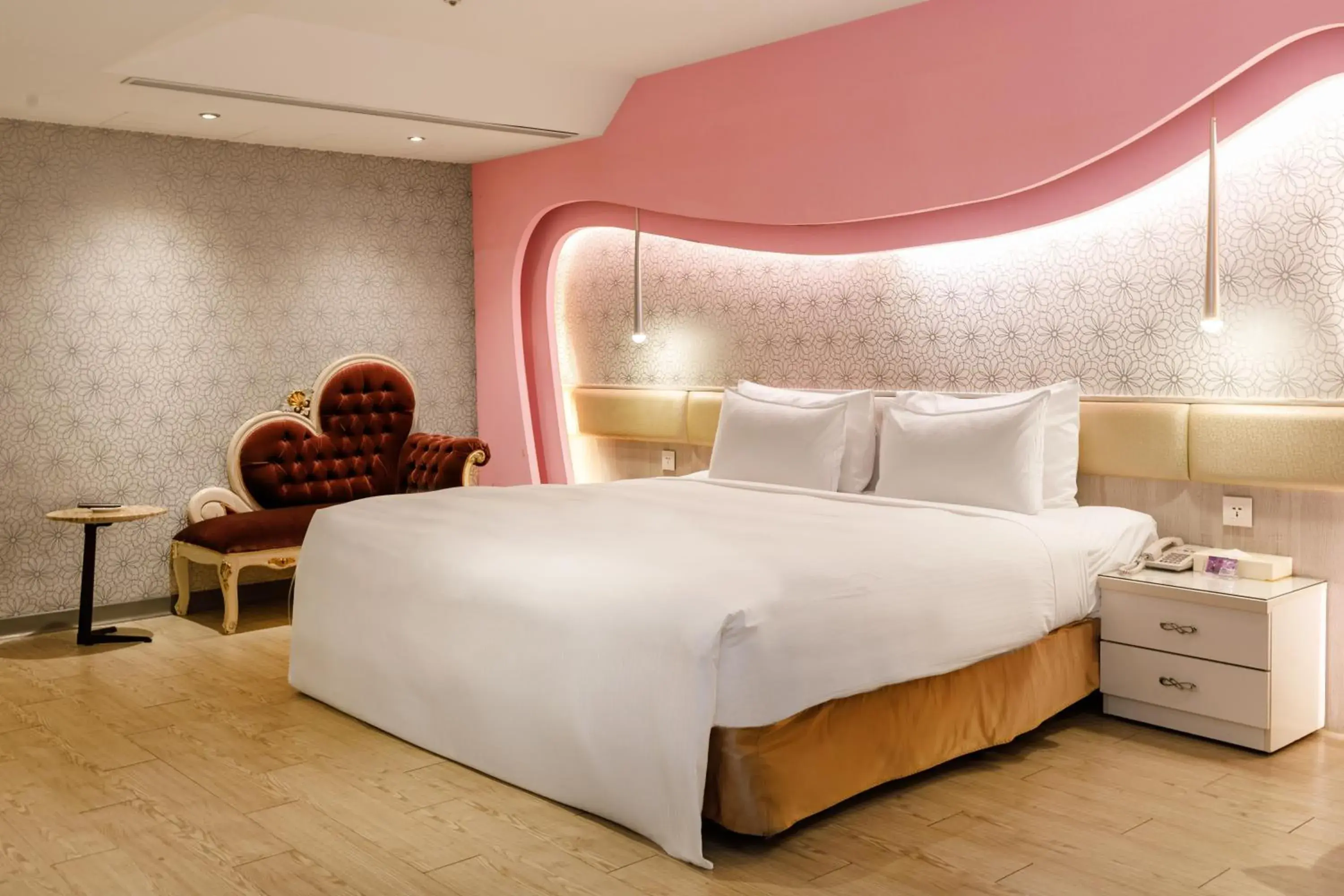 Superior Queen Room in Surreal Motel Superior Queen Room in Surreal Motel