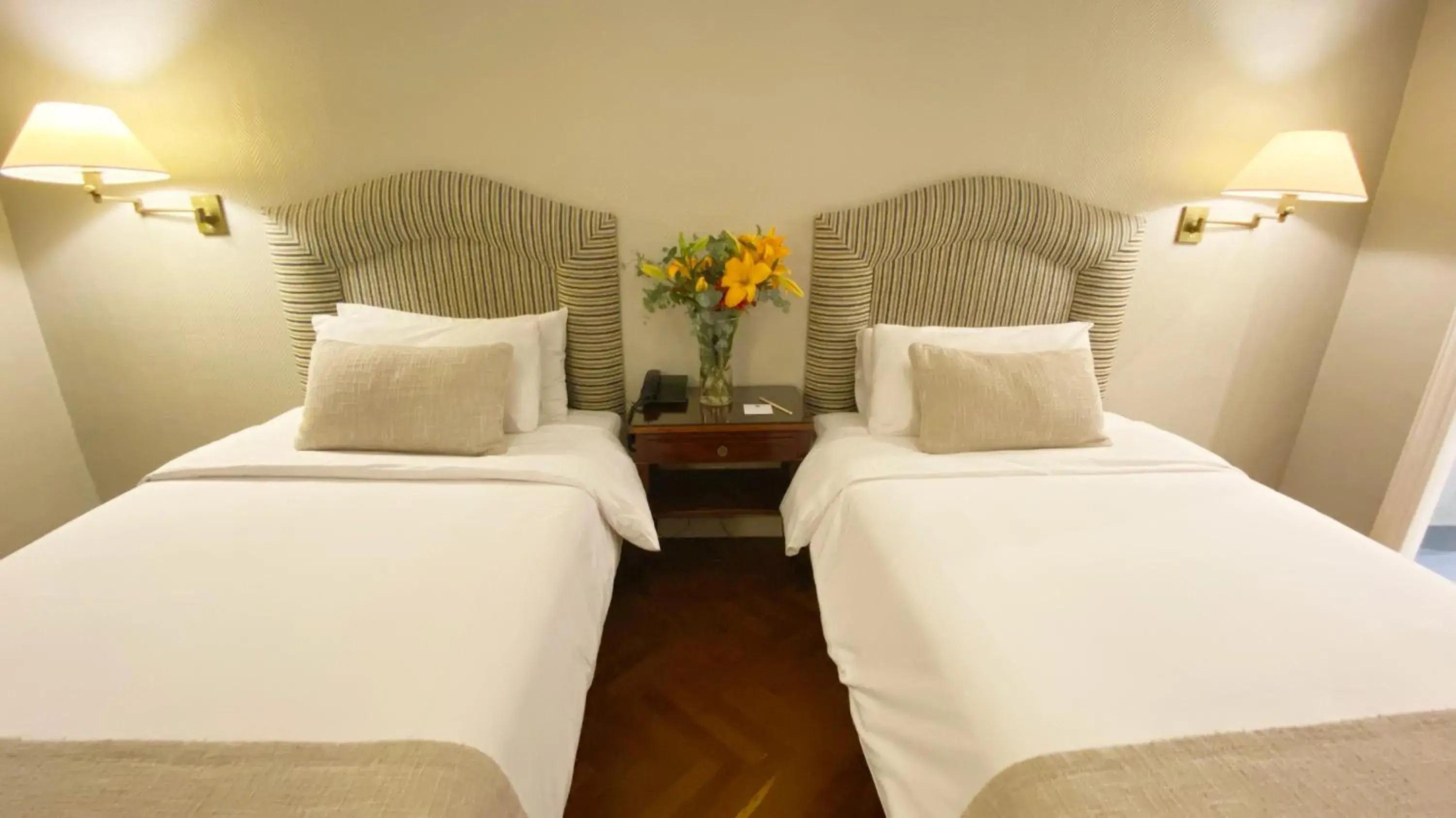 Single Room with Private Bathroom in Lafayette Hotel Single Room with Private Bathroom in Lafayette Hotel