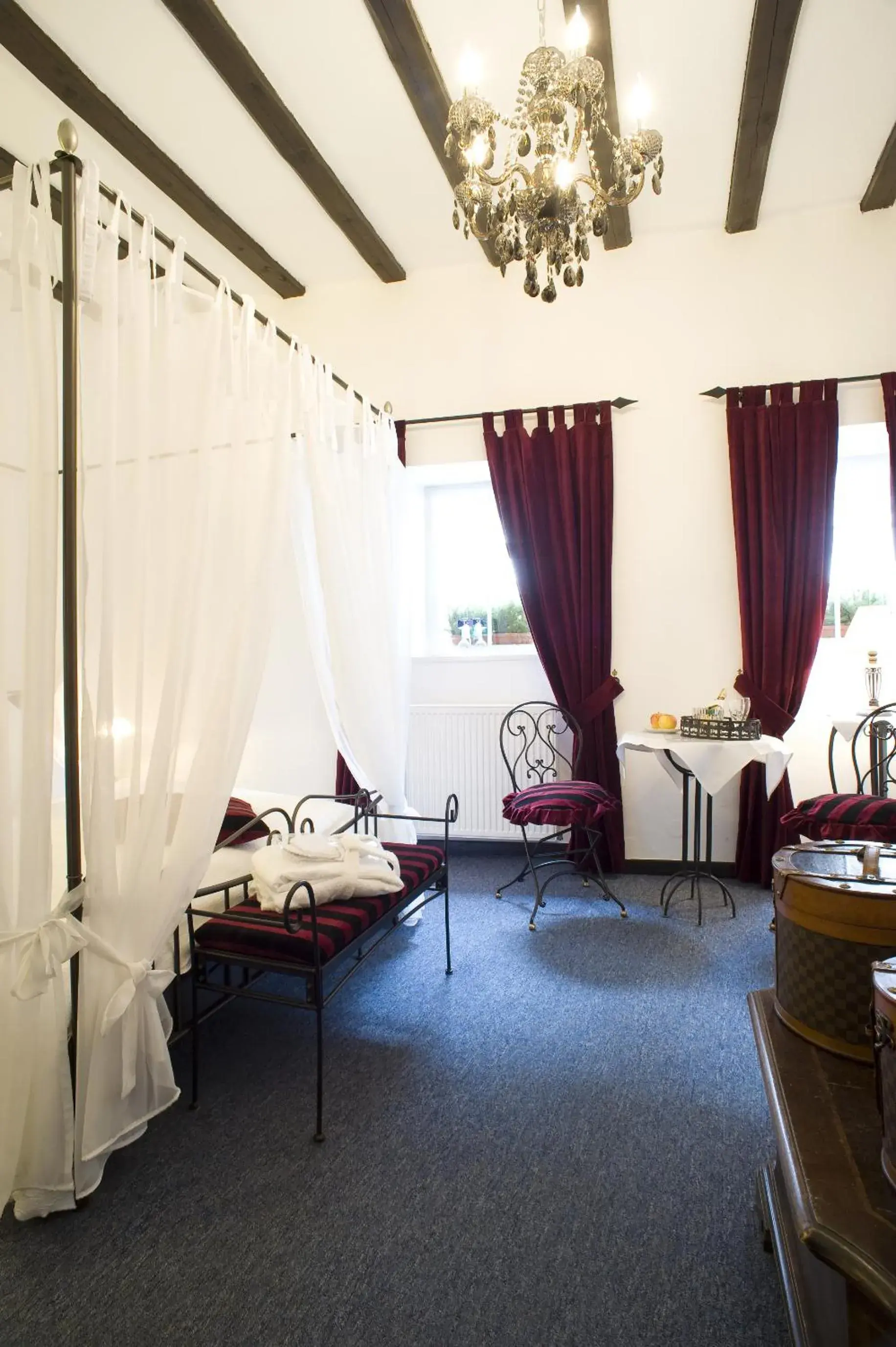 Romantic Double Room in Burghaus & Villa Kronenburg Romantic Double Room in Burghaus & Villa Kronenburg