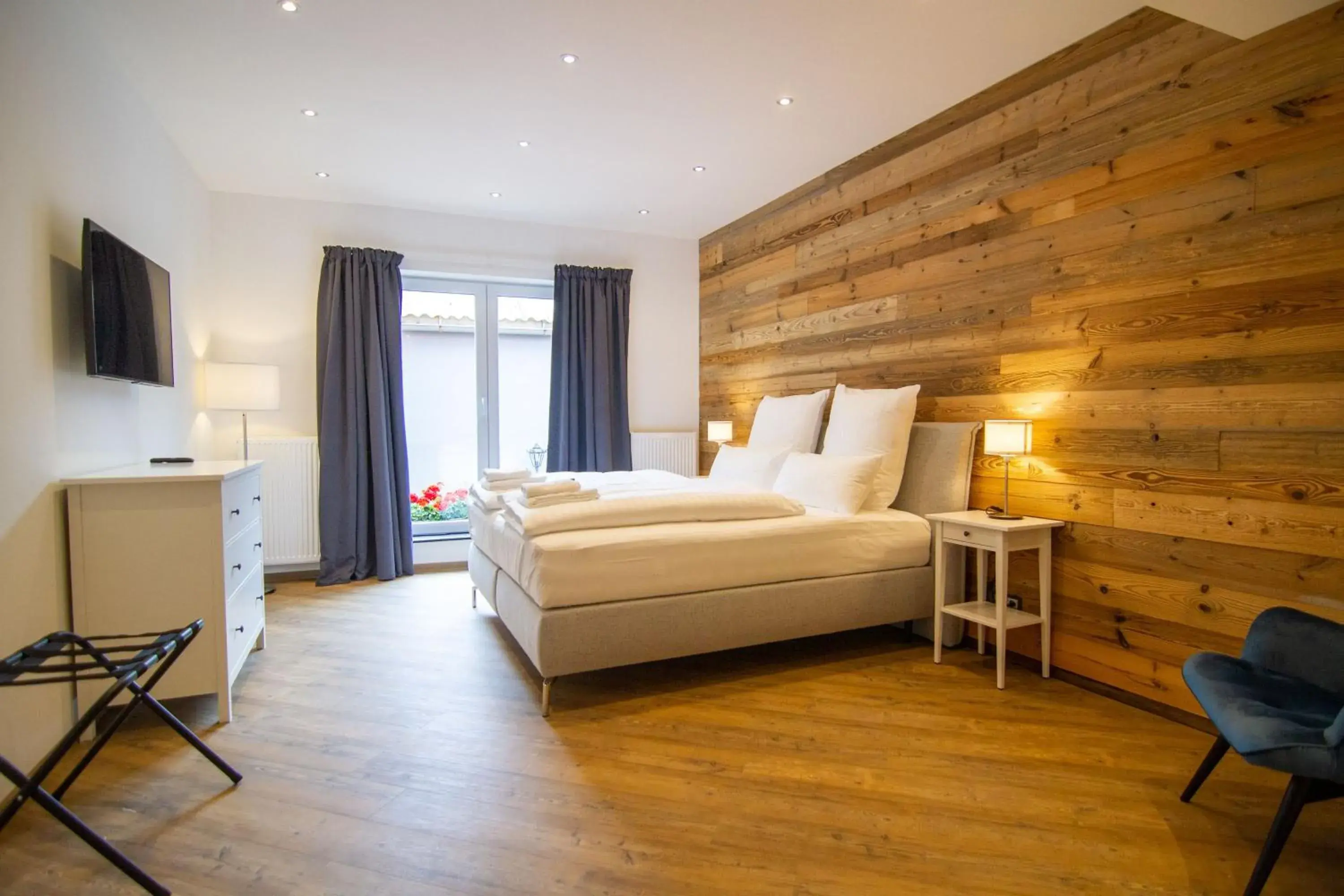 Large Double Room - single occupancy - Annex in Schiefer Suite Hotel & Apartments Large Double Room - single occupancy - Annex in Schiefer Suite Hotel & Apartments