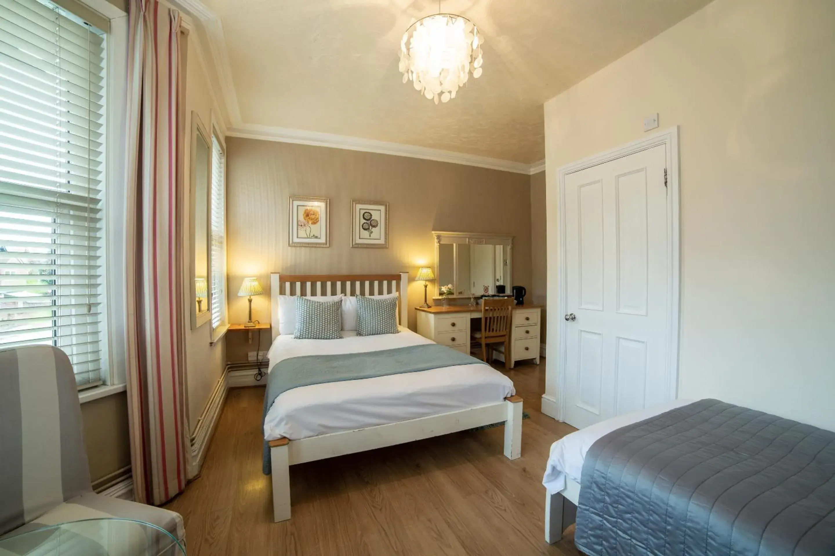 Deluxe Triple Room in OYO Lina Guest House Deluxe Triple Room in OYO Lina Guest House