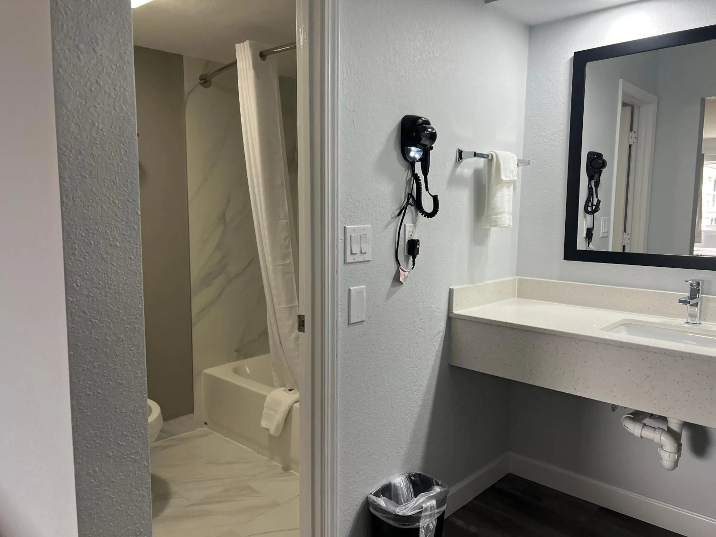 Superior Triple Room - Non-Smoking in Studio 6 Tulsa OK Central Superior Triple Room - Non-Smoking in Studio 6 Tulsa OK Central