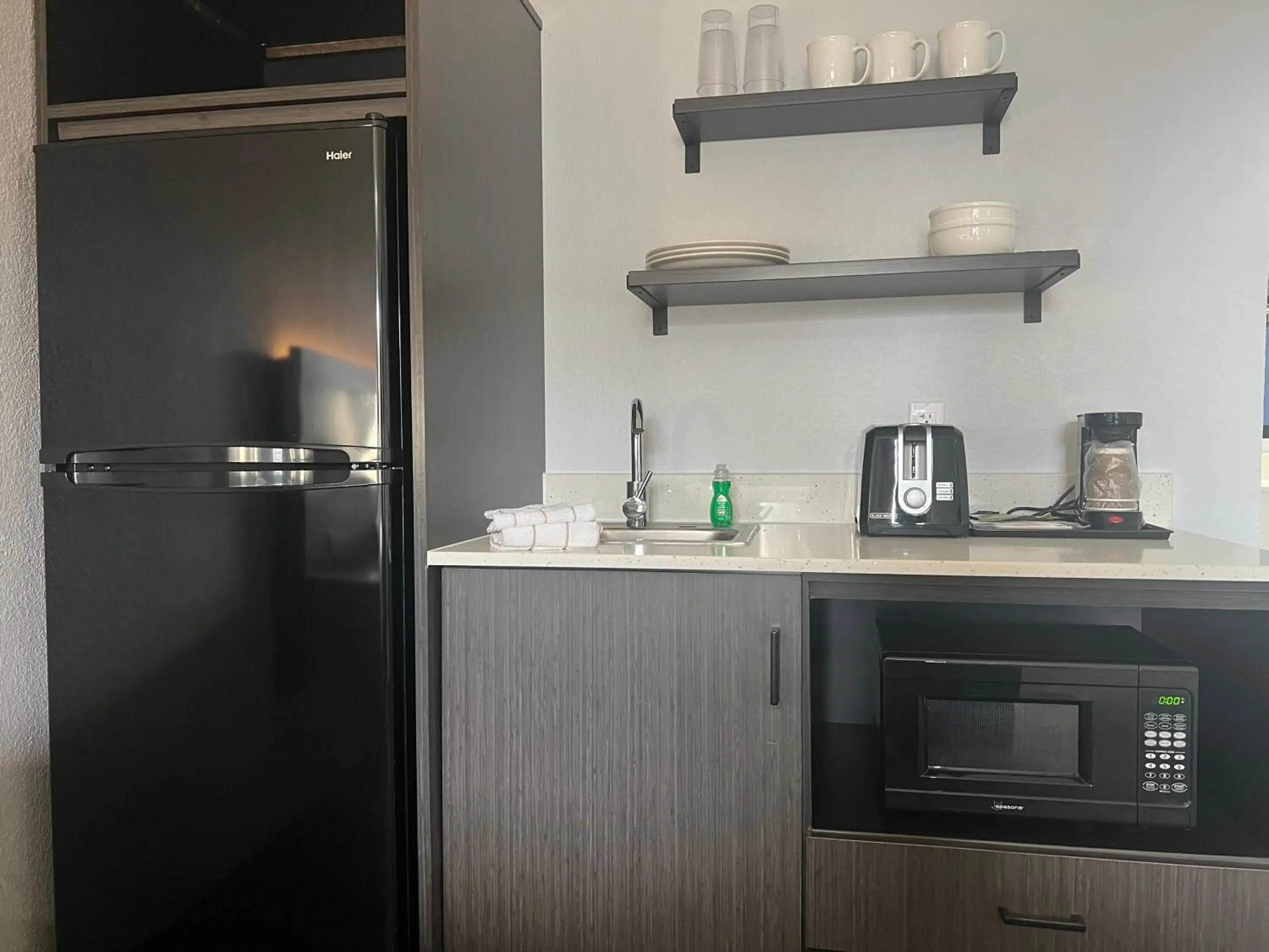 King Room with Roll-in Shower - Disability Access - Non-Smoking in Studio 6 Tulsa OK Central King Room with Roll-in Shower - Disability Access - Non-Smoking in Studio 6 Tulsa OK Central