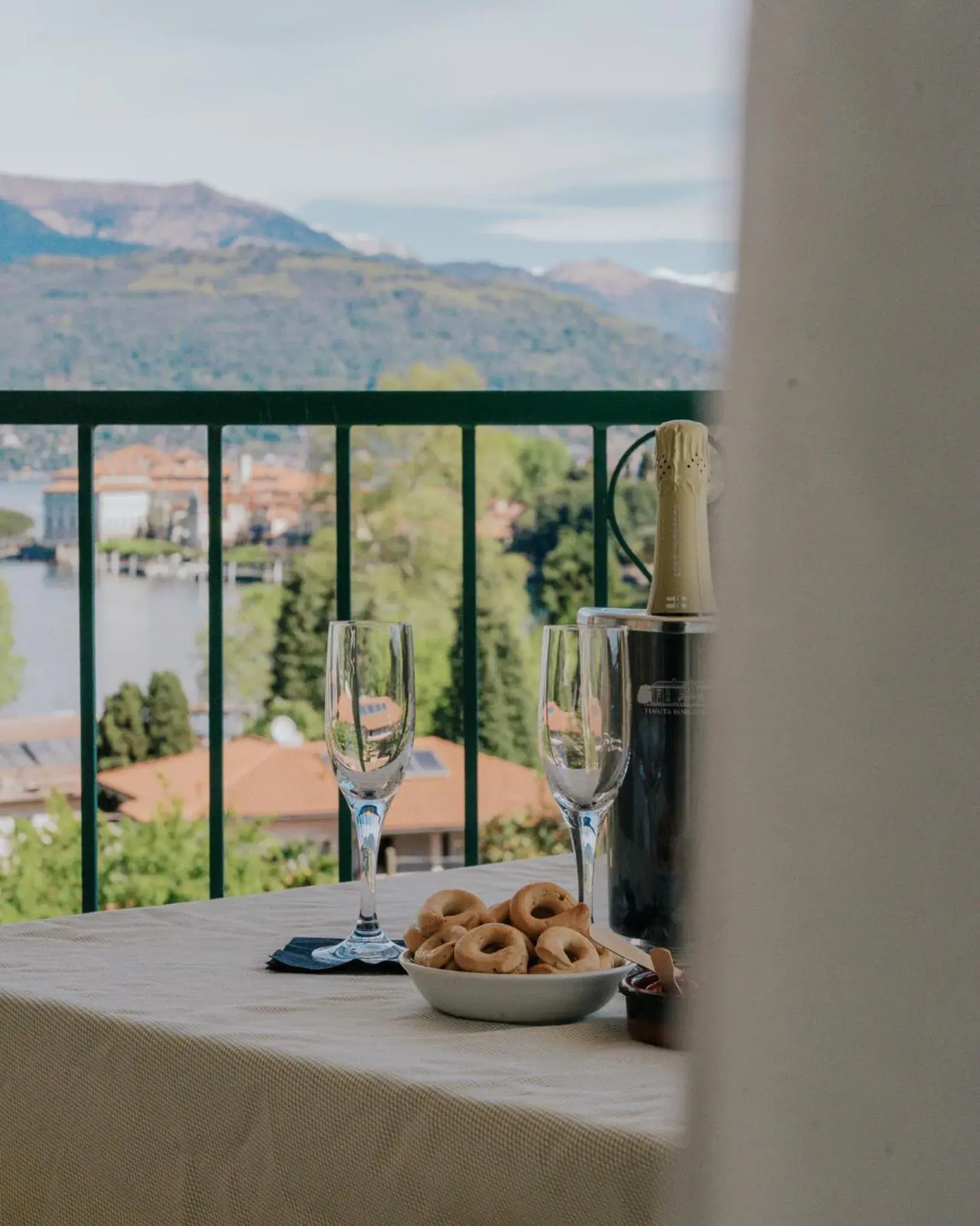 Deluxe Double or Twin Room with Lake View in Hotel Flora Deluxe Double or Twin Room with Lake View in Hotel Flora