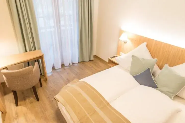 Single Room with Balcony - single occupancy in Gasthof Chiemseefischer Single Room with Balcony - single occupancy in Gasthof Chiemseefischer