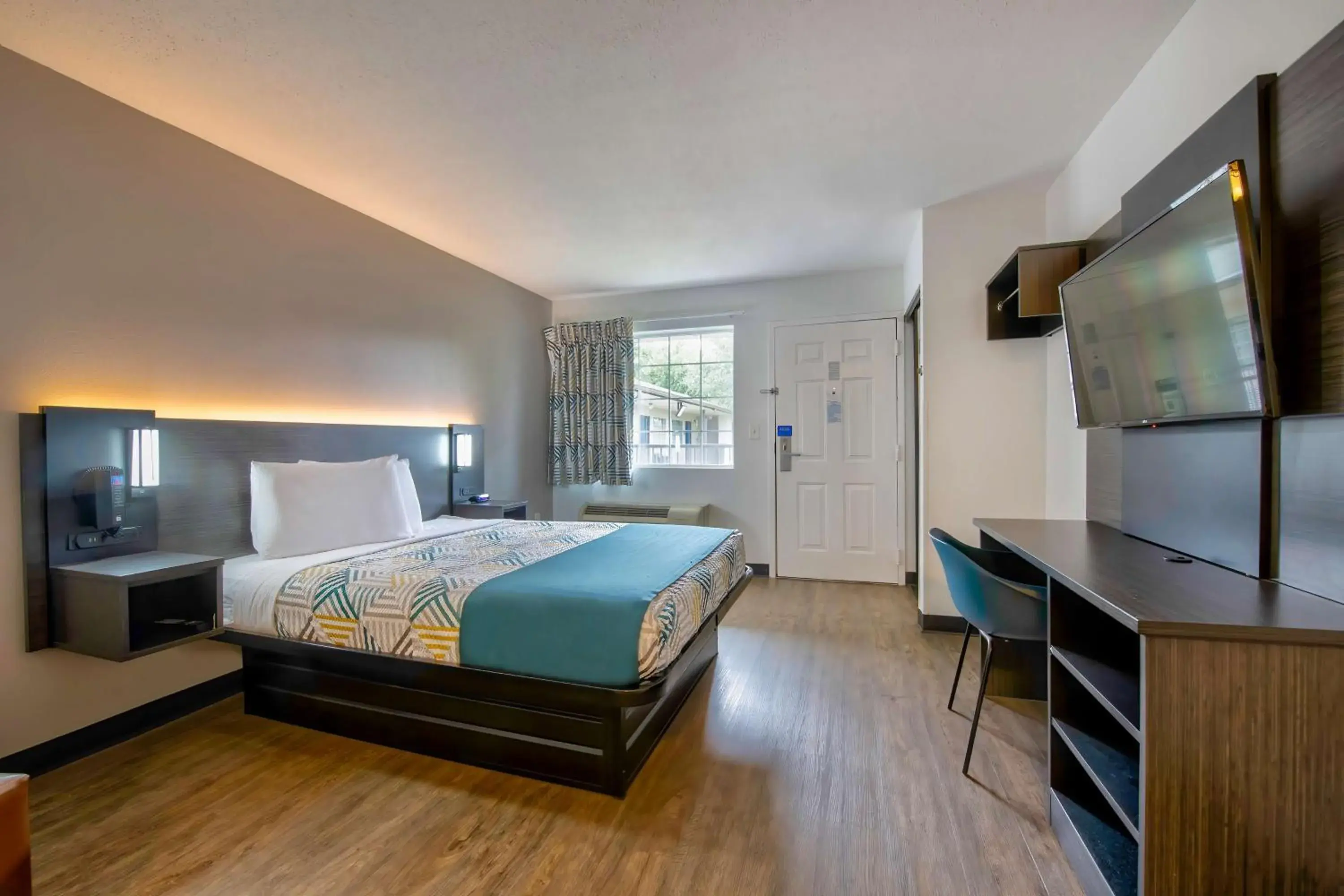 Queen Room - Disability Access - Non-Smoking in Studio 6-Pascagoula, MS Queen Room - Disability Access - Non-Smoking in Studio 6-Pascagoula, MS