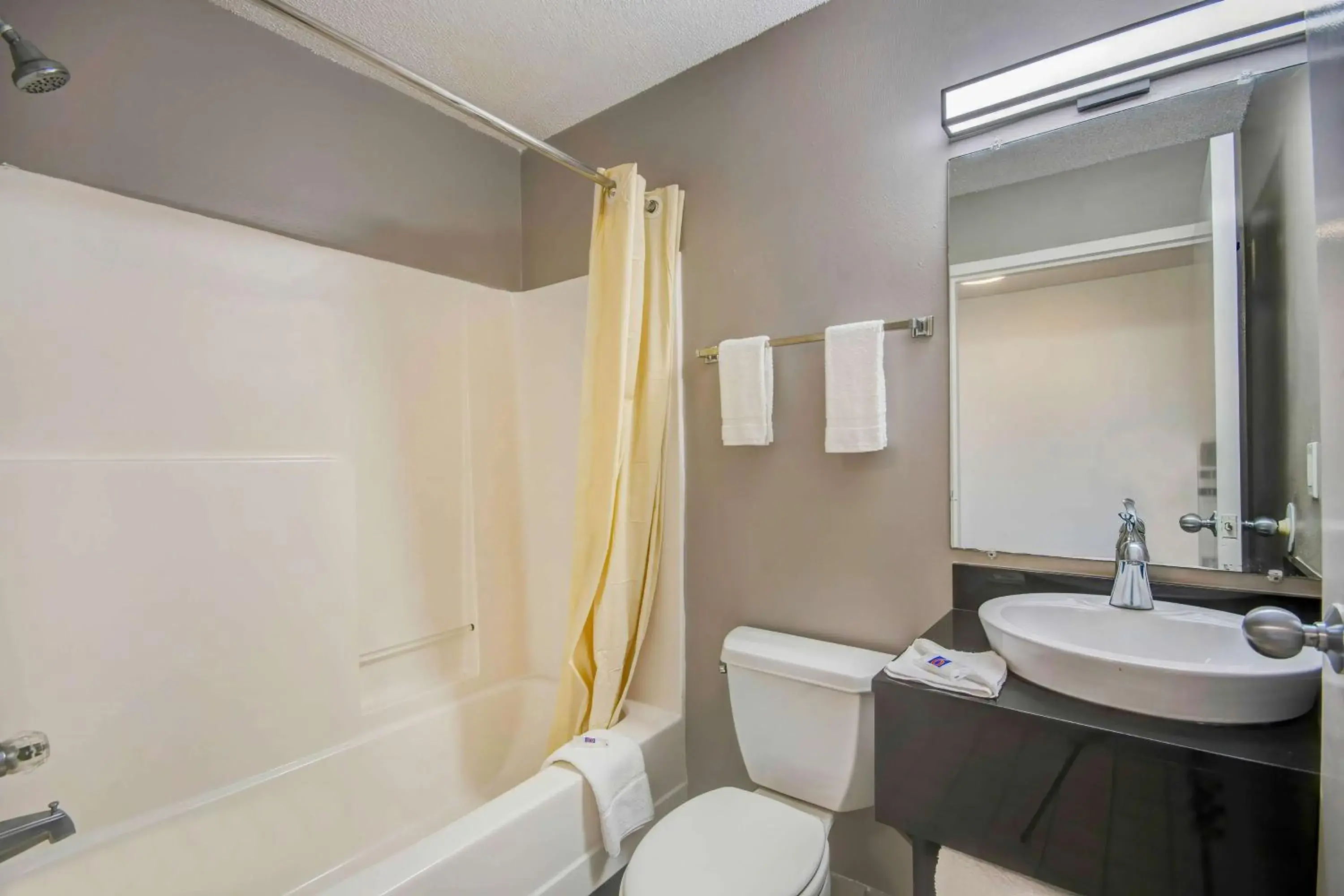 Queen Room - Disability Access - Non-Smoking in Studio 6-Ocean Springs, MS Queen Room - Disability Access - Non-Smoking in Studio 6-Ocean Springs, MS