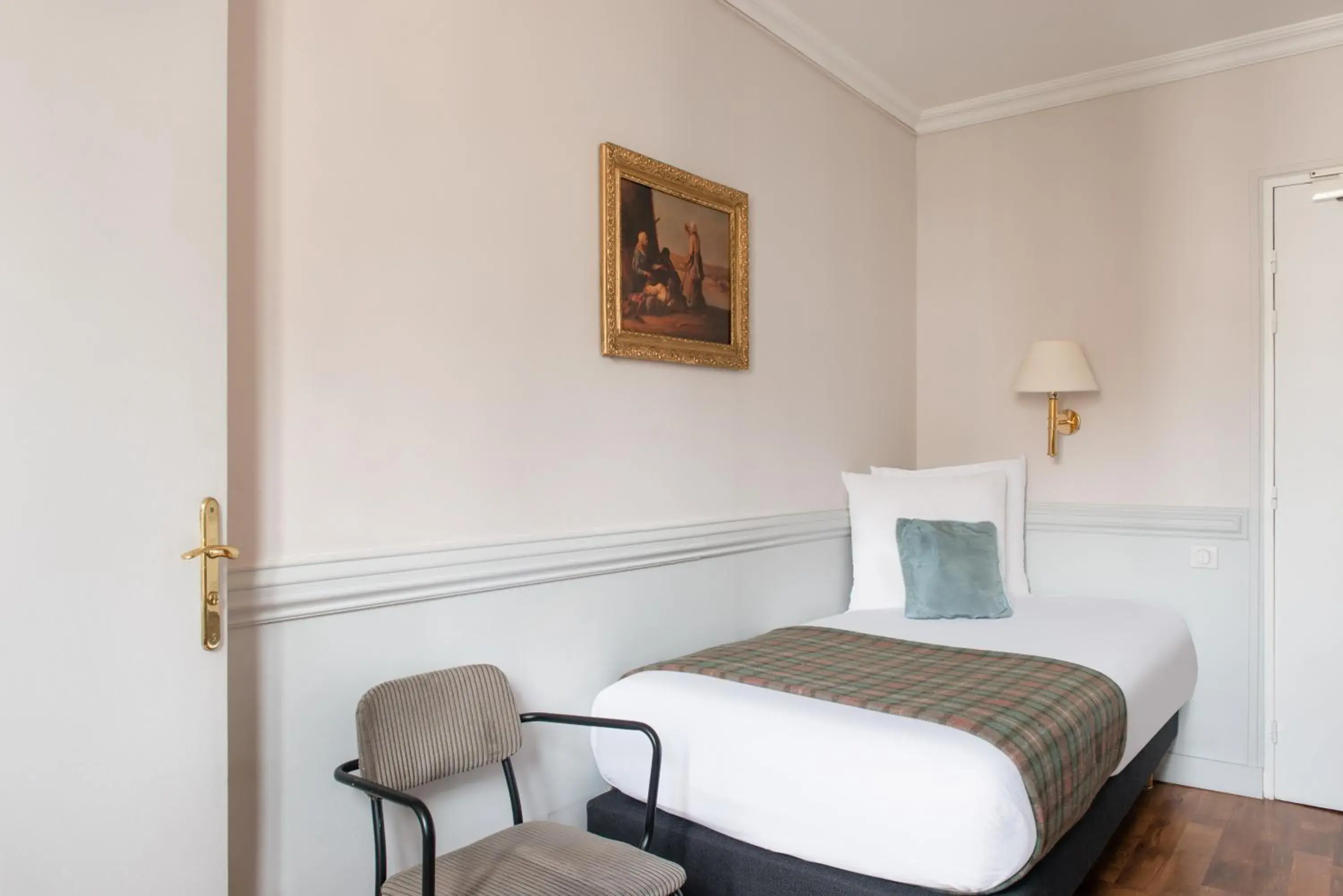 Standard Single Room in Hôtel De La Porte Dorée Standard Single Room in Hôtel De La Porte Dorée