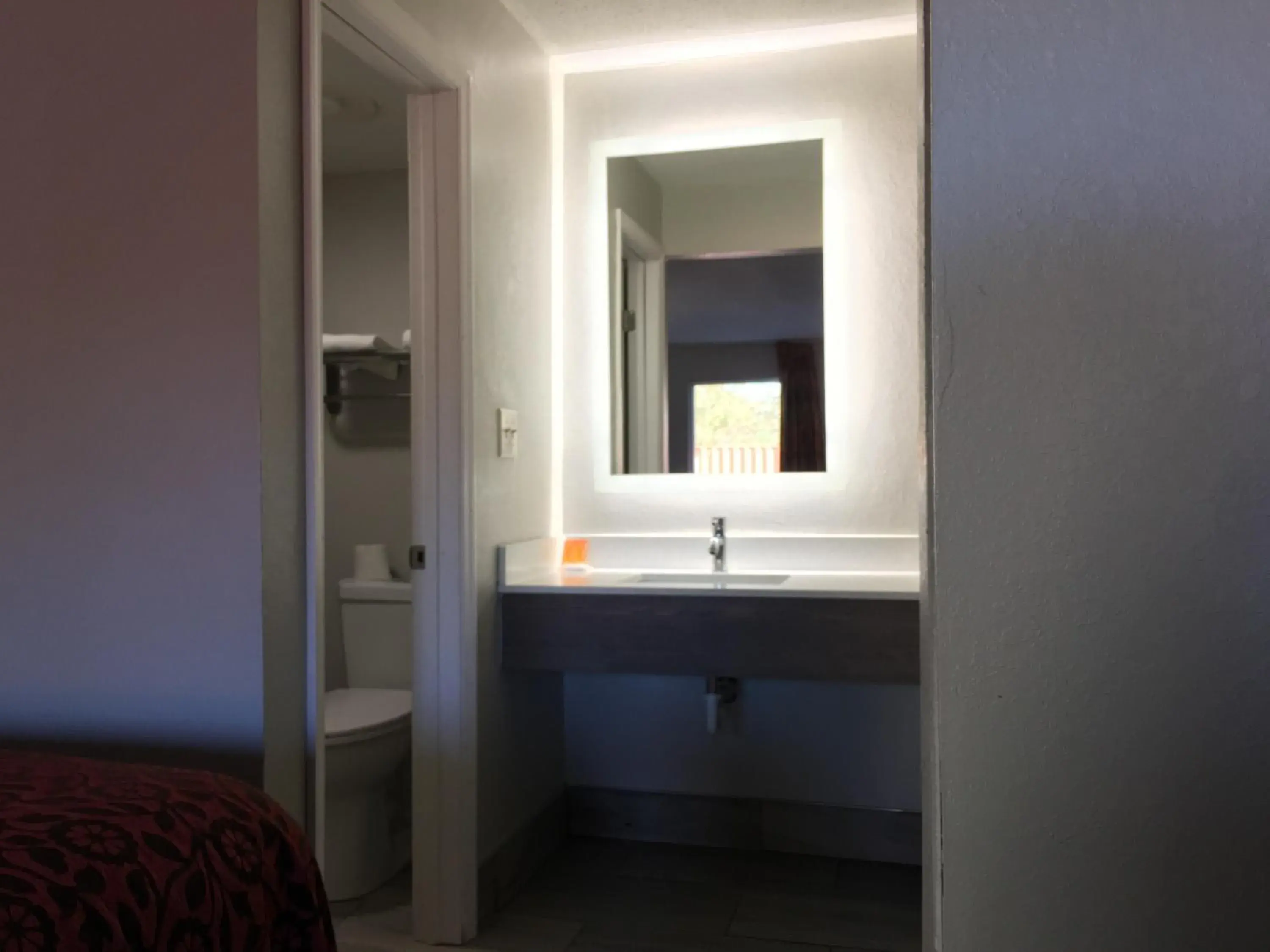 King Room - Smoking in Days Inn & Suites by Wyndham Charleston Airport West King Room - Smoking in Days Inn & Suites by Wyndham Charleston Airport West