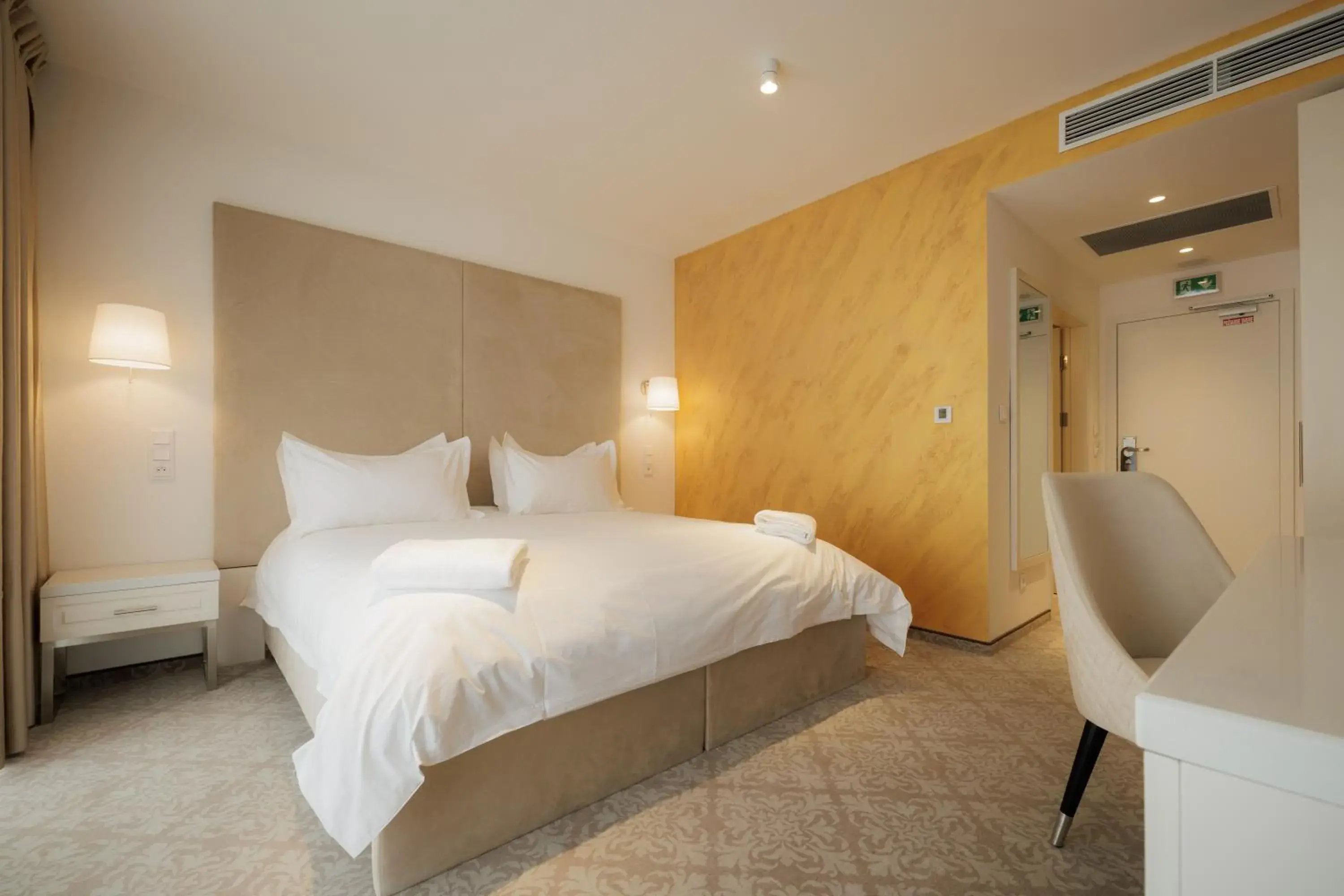 Superior King with terrace - single occupancy in Hotel Arcade Superior King with terrace - single occupancy in Hotel Arcade