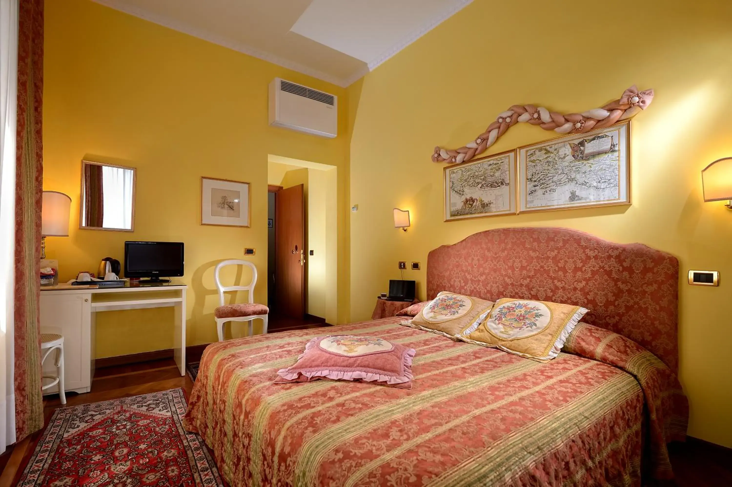 Deluxe Double or Twin Room in Casa Villa Gardenia Venice - Atika & Atif Deluxe Double or Twin Room in Casa Villa Gardenia Venice - Atika & Atif