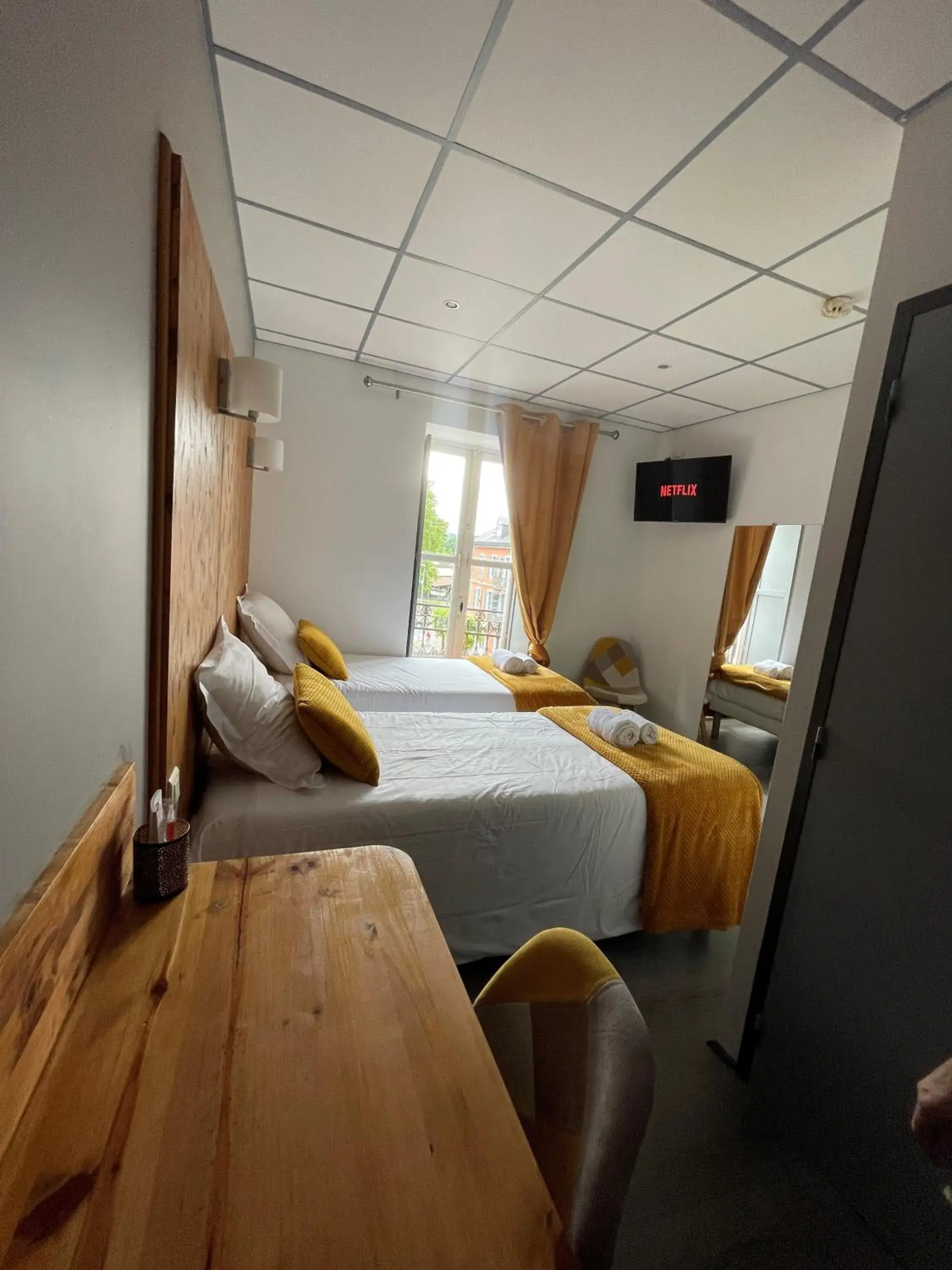 Twin Room in Le Central Hôtel-Bar Twin Room in Le Central Hôtel-Bar