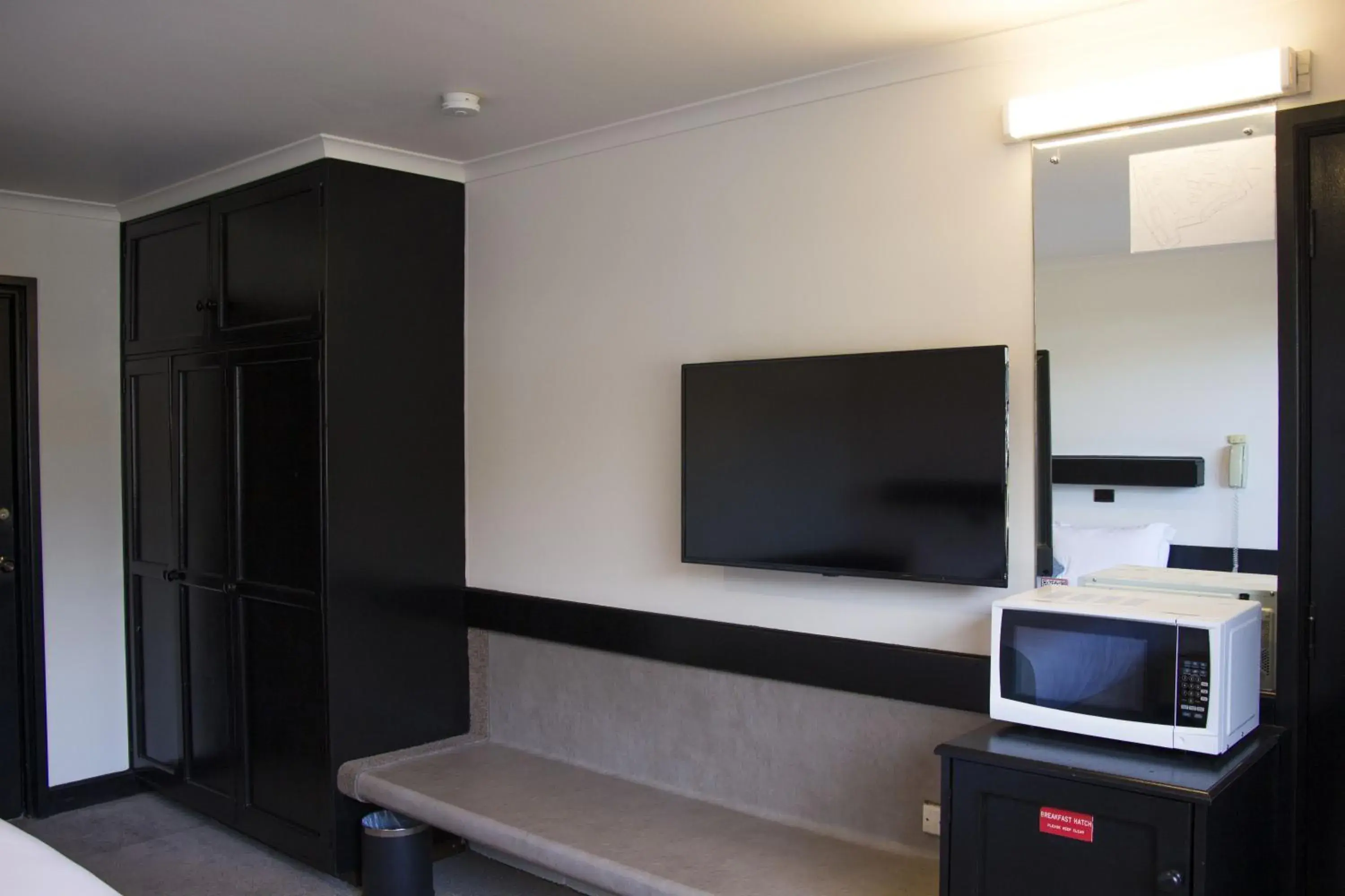 Queen Room in Olde Tudor Hotel Queen Room in Olde Tudor Hotel