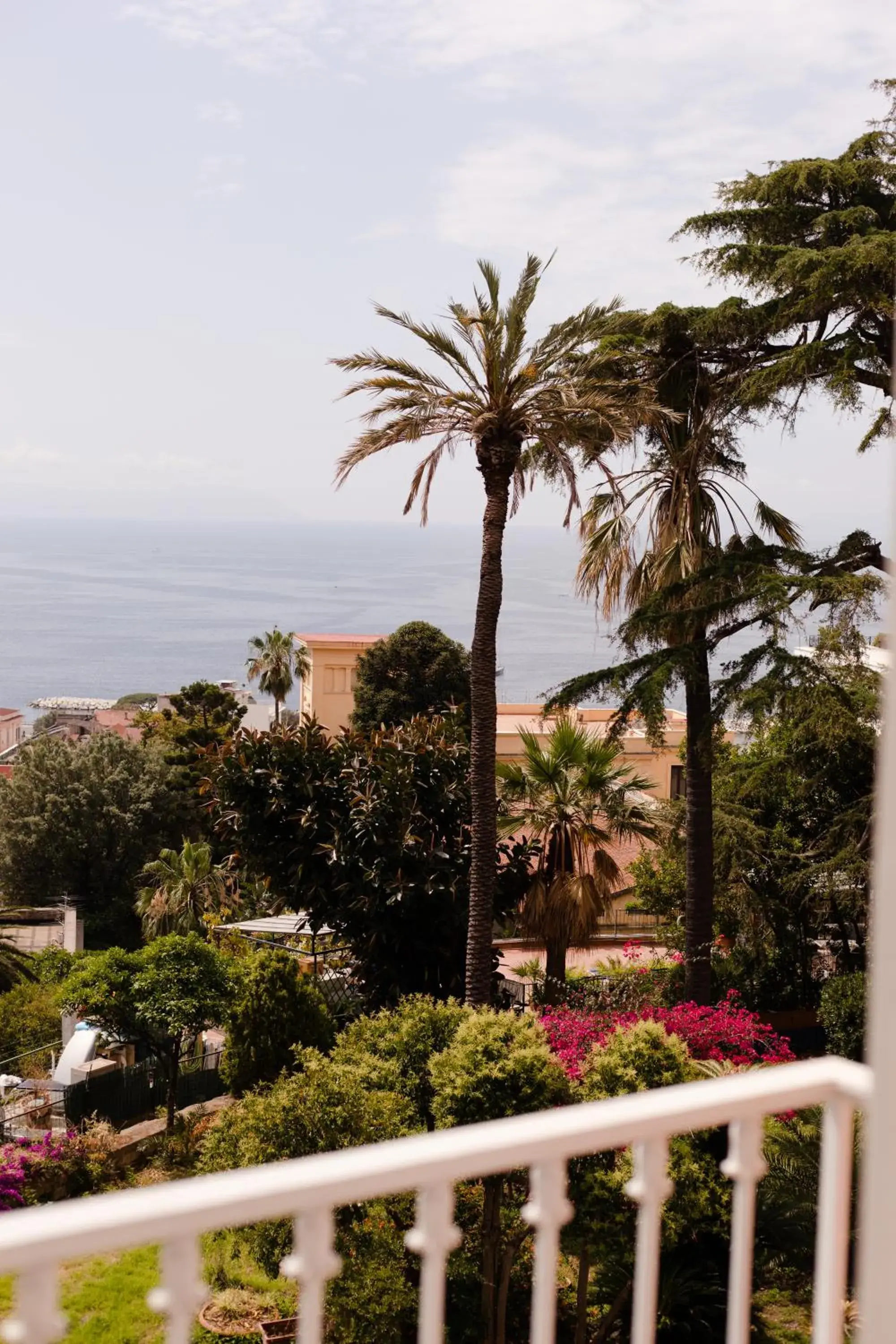 Deluxe King Room with Sea View in De Bonart Naples, Curio Collection By Hilton Deluxe King Room with Sea View in De Bonart Naples, Curio Collection By Hilton