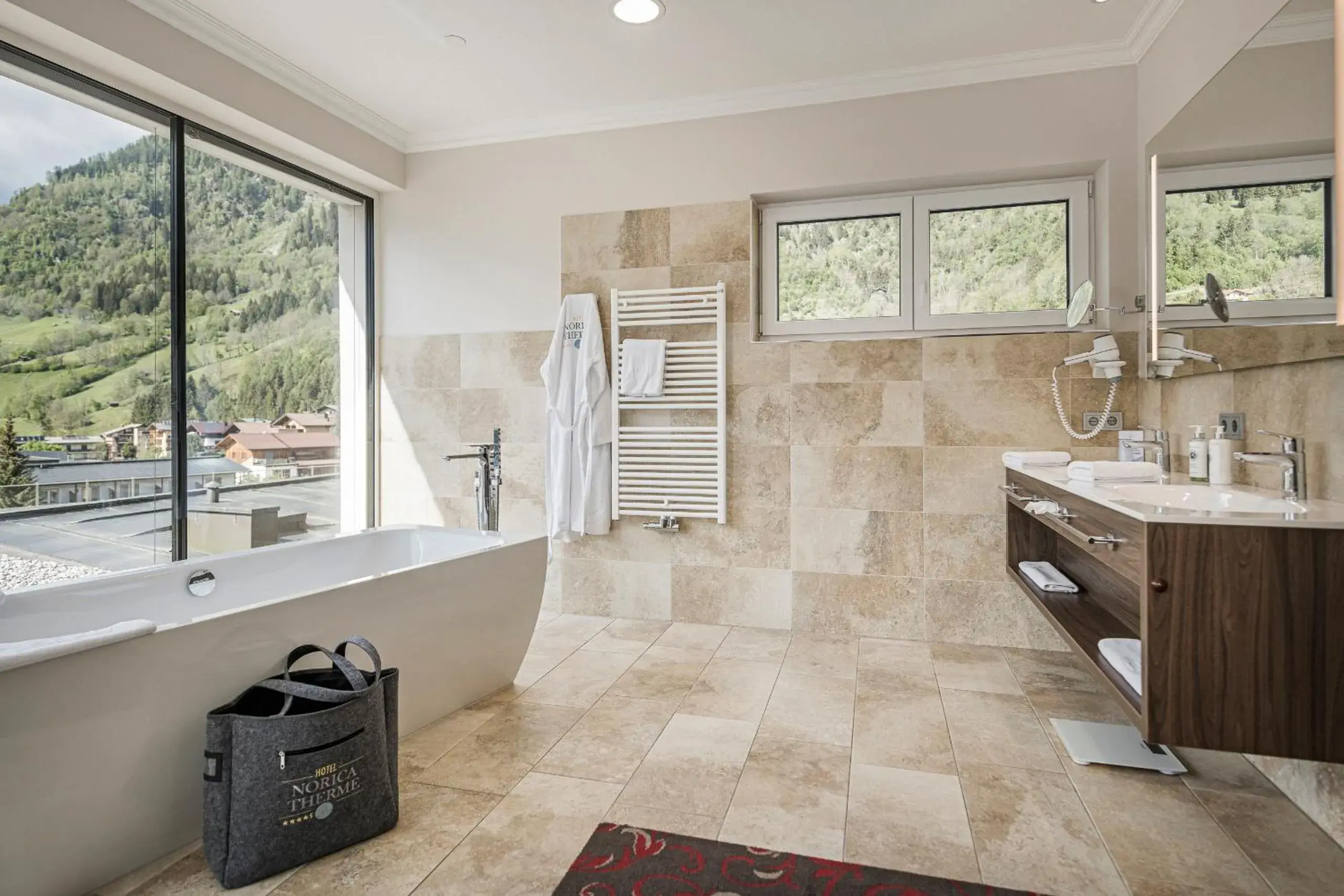 Sky Suite - Free access to Alpentherme in Hotel Norica - Thermenhotels Gastein mit dem Bademantel direkt in die Therme Sky Suite - Free access to Alpentherme in Hotel Norica - Thermenhotels Gastein mit dem Bademantel direkt in die Therme