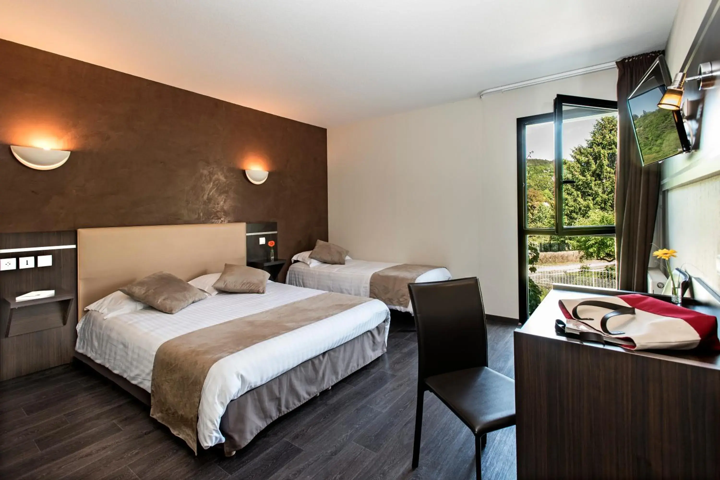 Superior Triple Room in Hôtel-Restaurant Le Calice Du Gevaudan - A75 Superior Triple Room in Hôtel-Restaurant Le Calice Du Gevaudan - A75