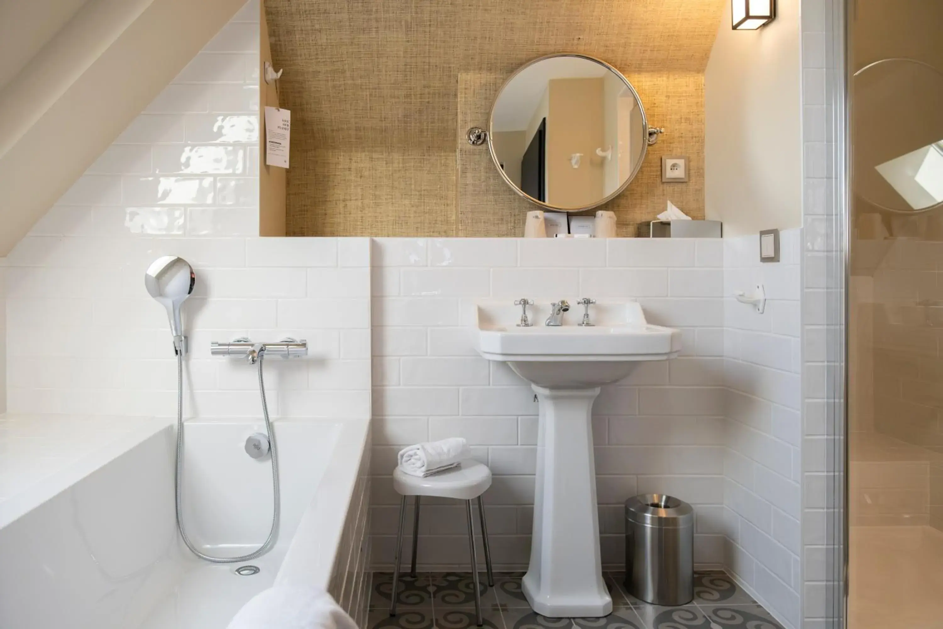 Privilege King Room with Bath Tub and Shower - Non-Smoking in Les Demeures de Varennes, BW Signature Collection Privilege King Room with Bath Tub and Shower - Non-Smoking in Les Demeures de Varennes, BW Signature Collection