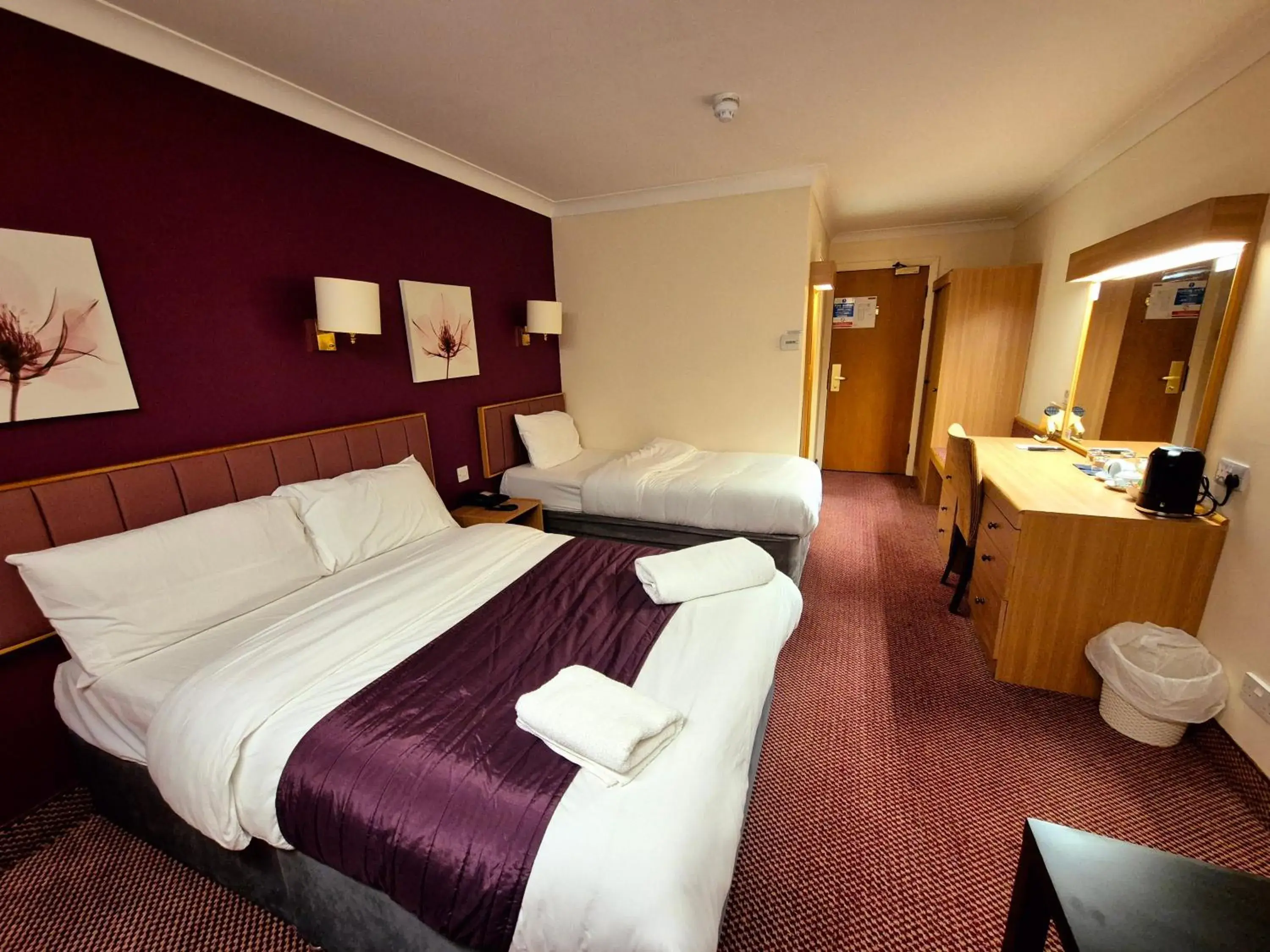 Superior Family of 3 in Supreme Inn Boston Superior Family of 3 in Supreme Inn Boston