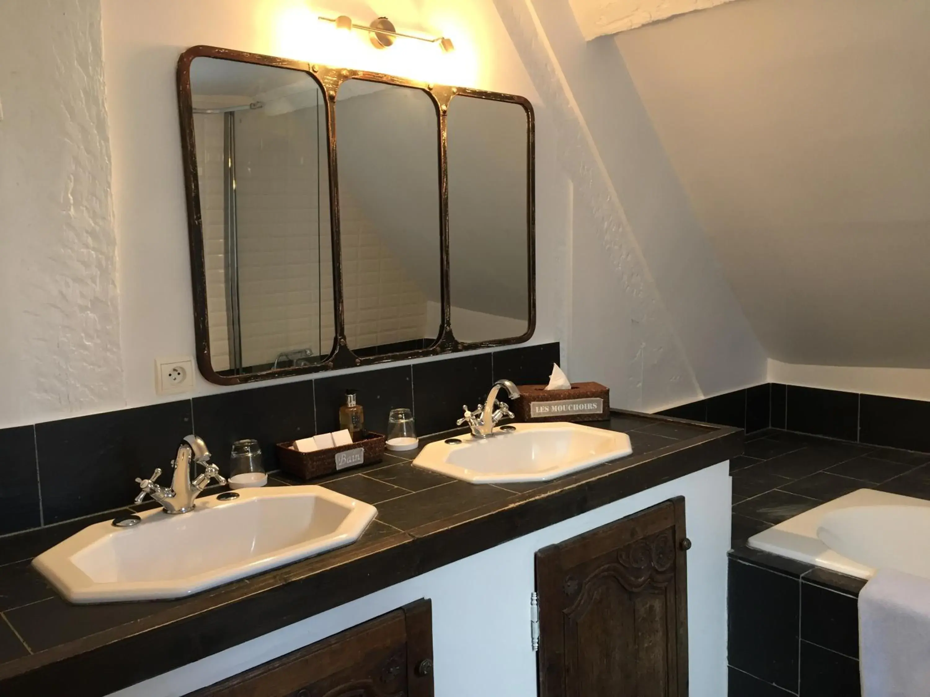 Queen Room in Hôtel Saint-Laurent, The Originals Relais Queen Room in Hôtel Saint-Laurent, The Originals Relais