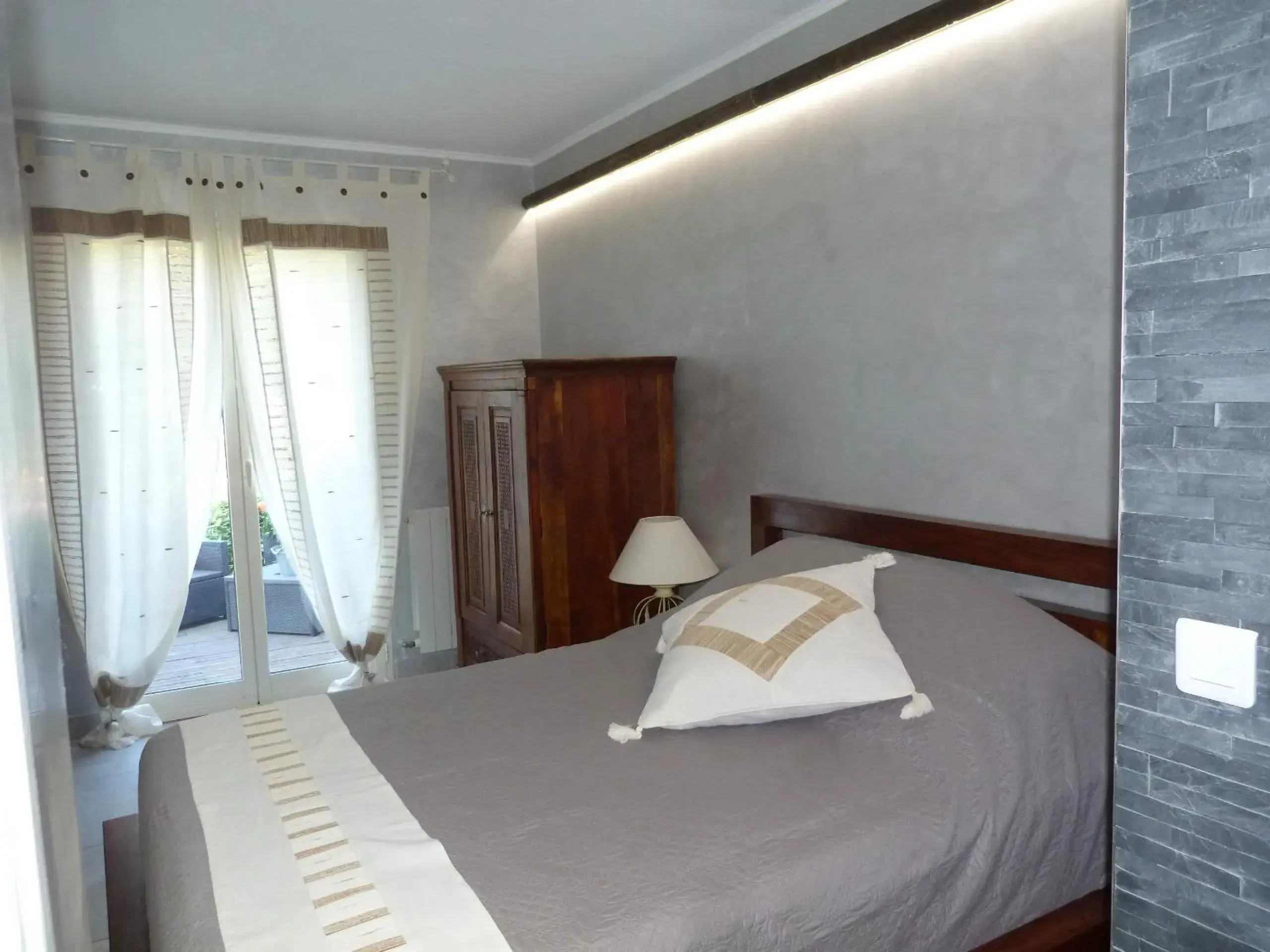 Deluxe Double Room with Pool View in Les Bambous B&B Deluxe Double Room with Pool View in Les Bambous B&B