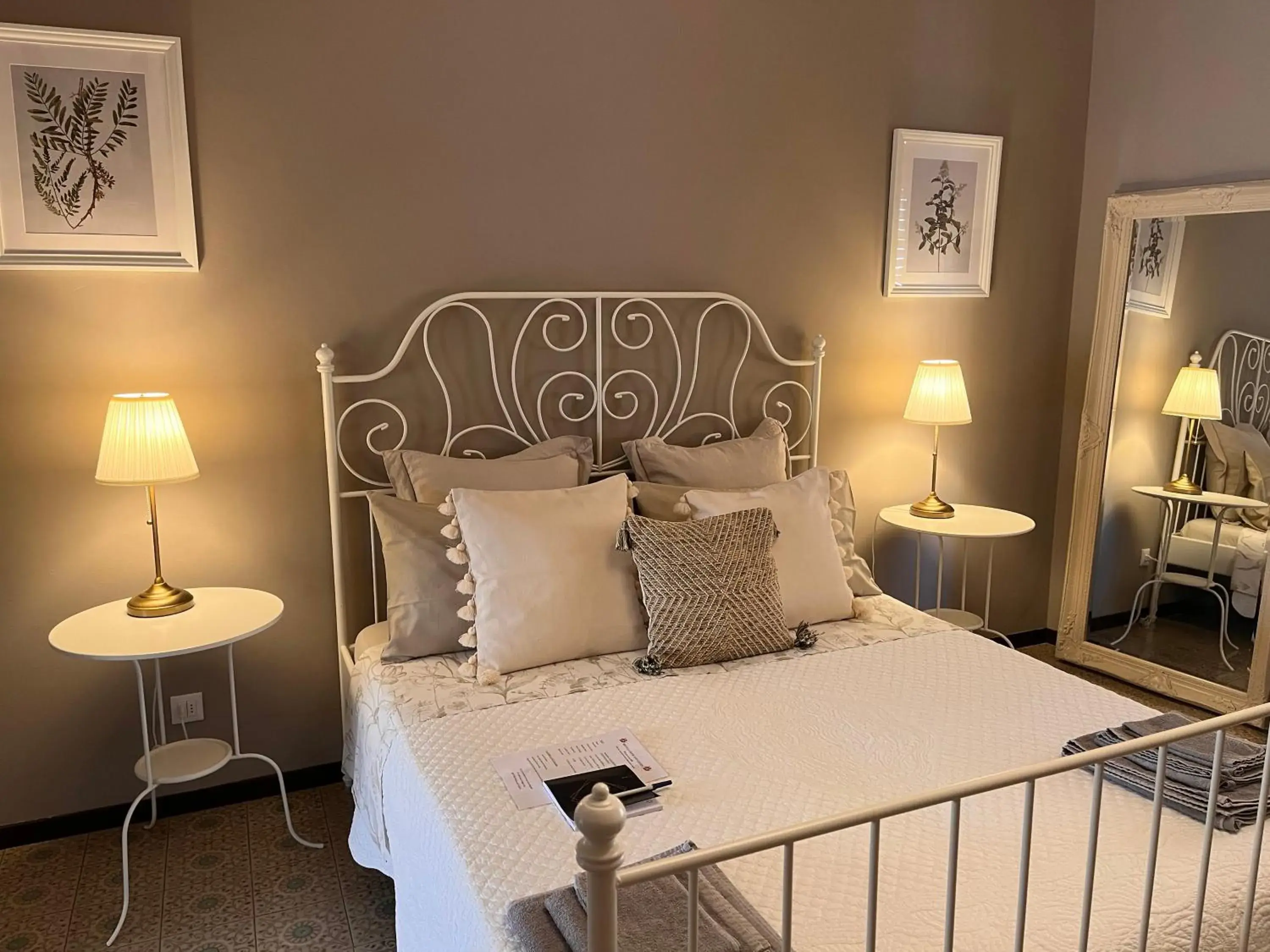 Queen Room - single occupancy in Villa House and Garden B&B Queen Room - single occupancy in Villa House and Garden B&B