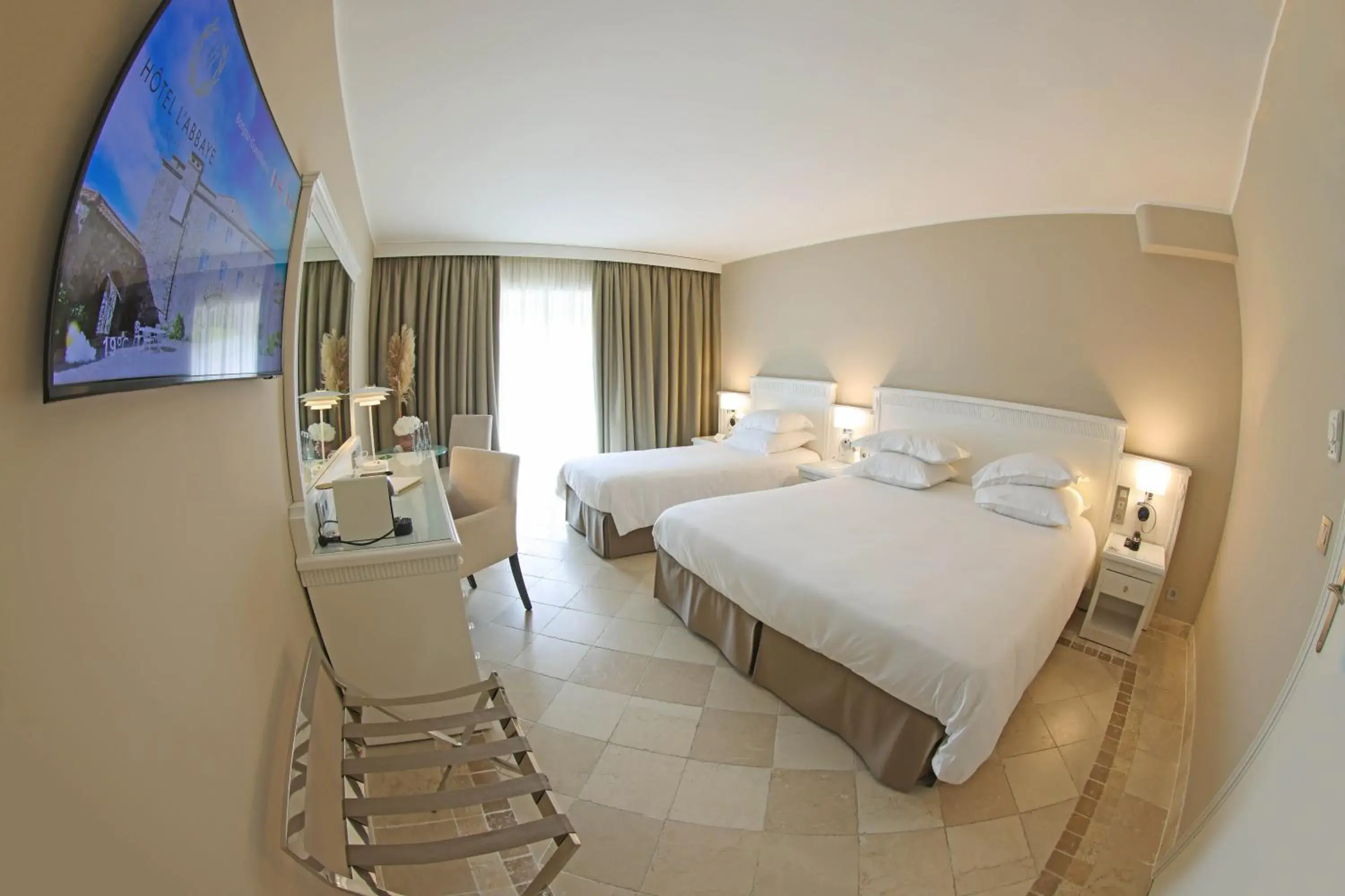 Deluxe Triple Room with Sea View in Hôtel L'Abbaye Deluxe Triple Room with Sea View in Hôtel L'Abbaye