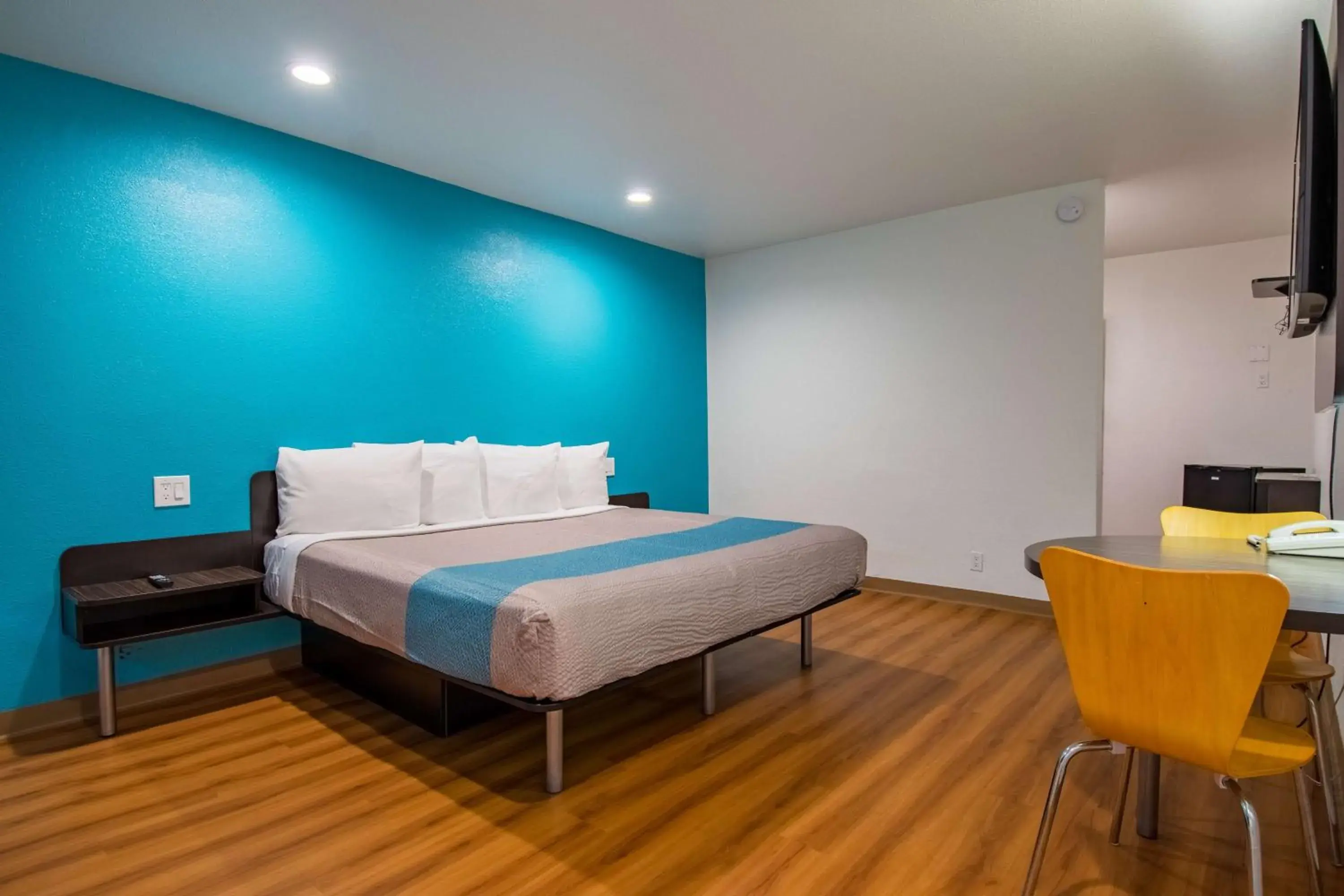 King Room with Spa Bath - Smoking in Motel 6-San Bernardino, CA - Downtown King Room with Spa Bath - Smoking in Motel 6-San Bernardino, CA - Downtown