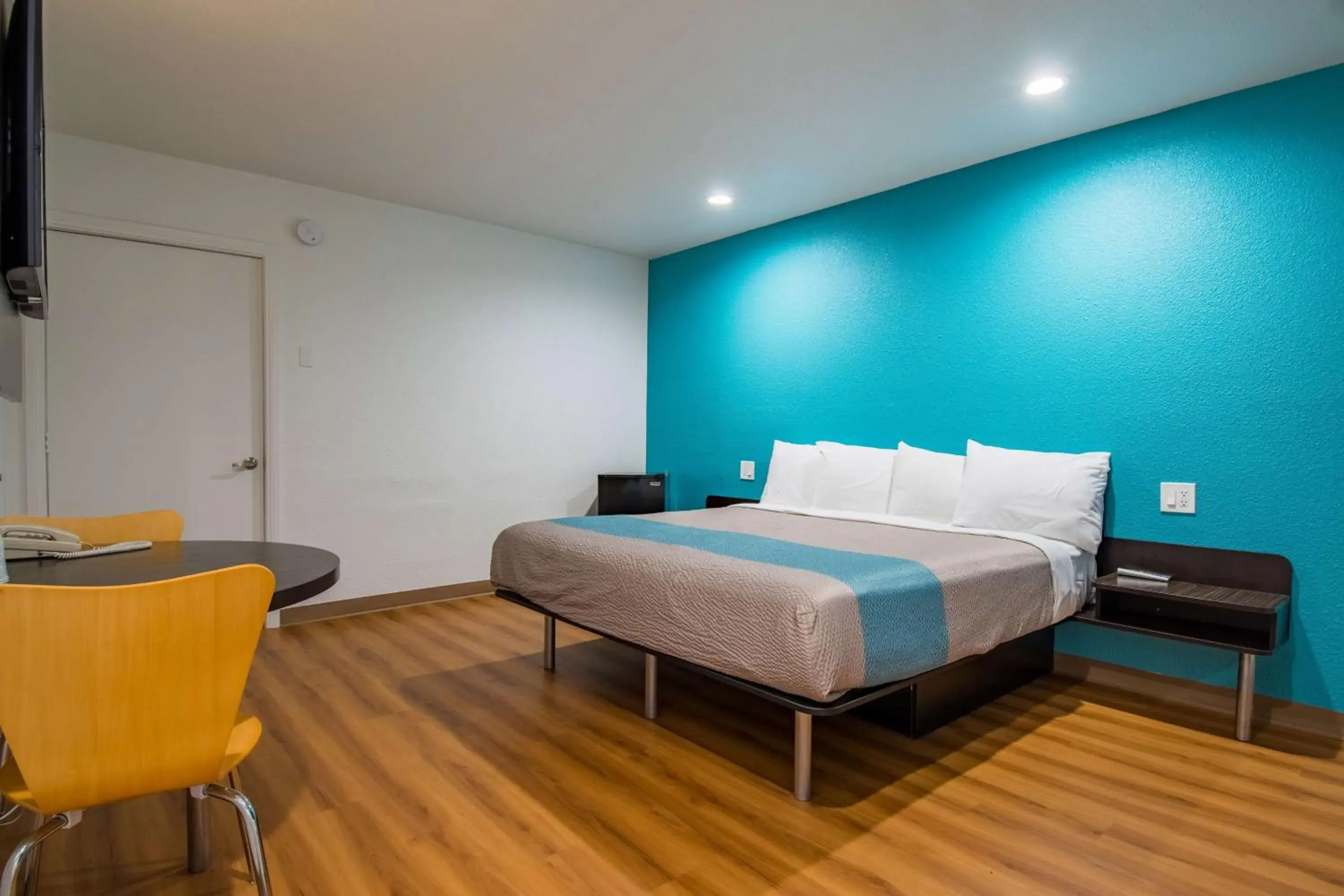 Deluxe King Room - Smoking in Motel 6-San Bernardino, CA - Downtown Deluxe King Room - Smoking in Motel 6-San Bernardino, CA - Downtown