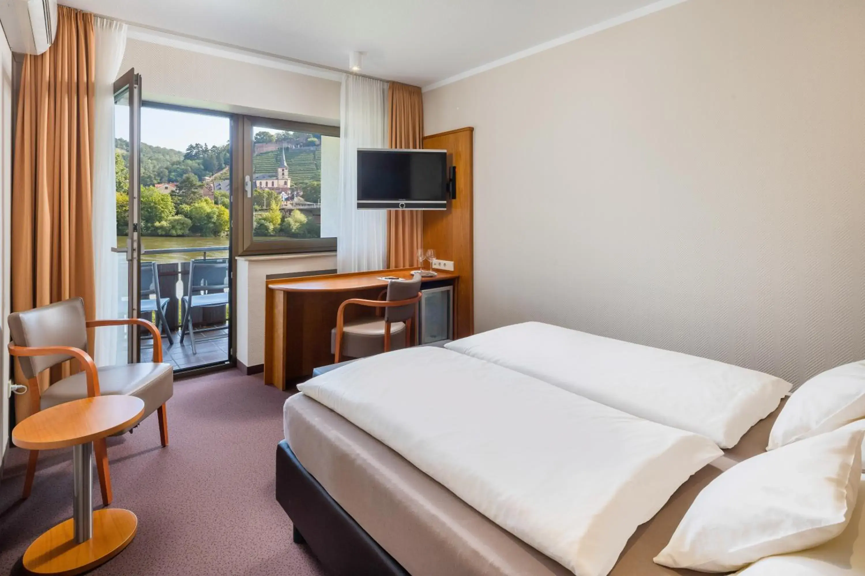 Double Room with River View and Balcony, with Air-Conditioning- Category 2 - single occupancy in Hotel Straubs Schöne Aussicht Double Room with River View and Balcony, with Air-Conditioning- Category 2 - single occupancy in Hotel Straubs Schöne Aussicht