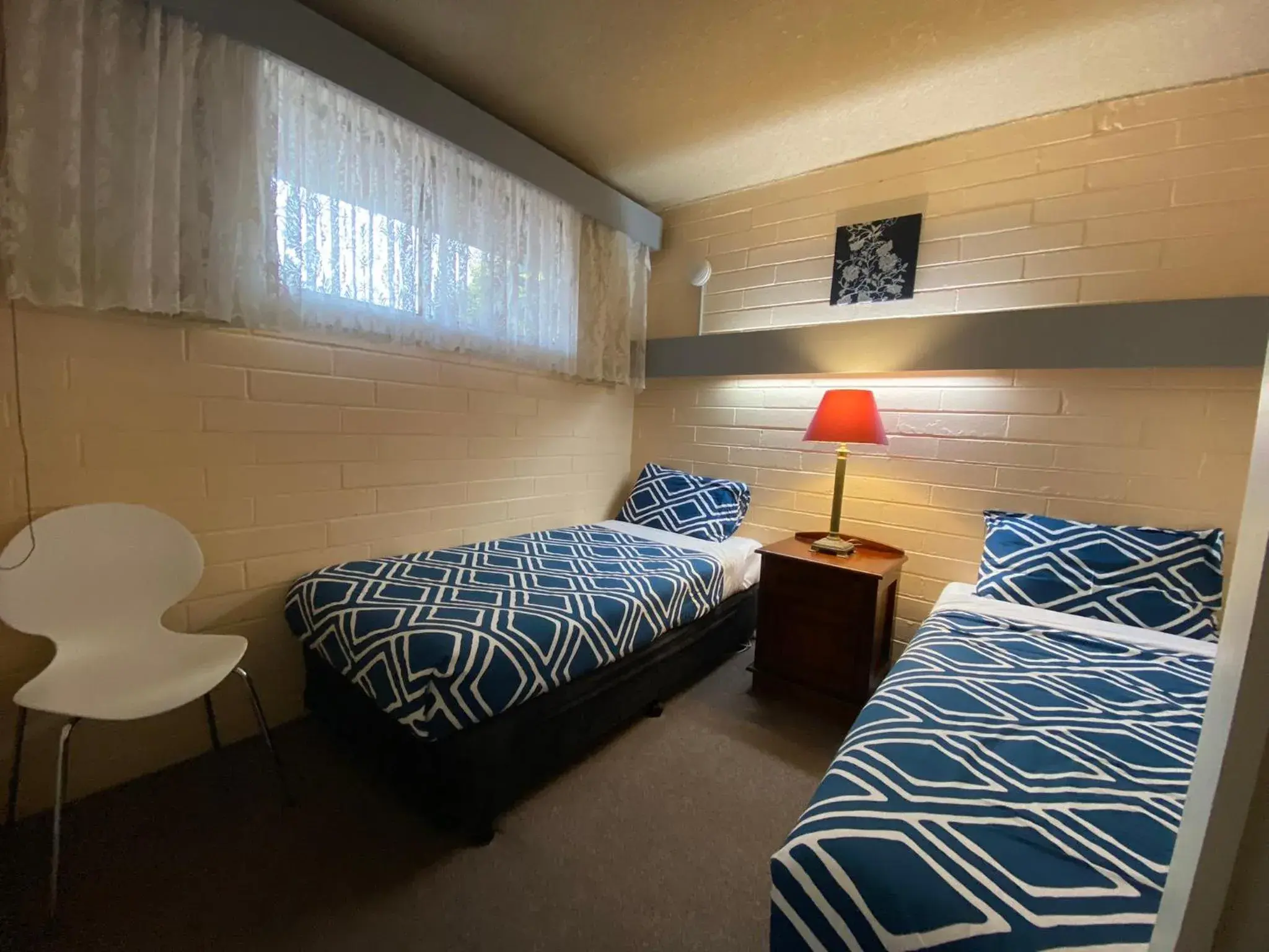 Family Room (2 Adults + 3 Children) in Mahogany Motel Warrnambool Family Room (2 Adults + 3 Children) in Mahogany Motel Warrnambool