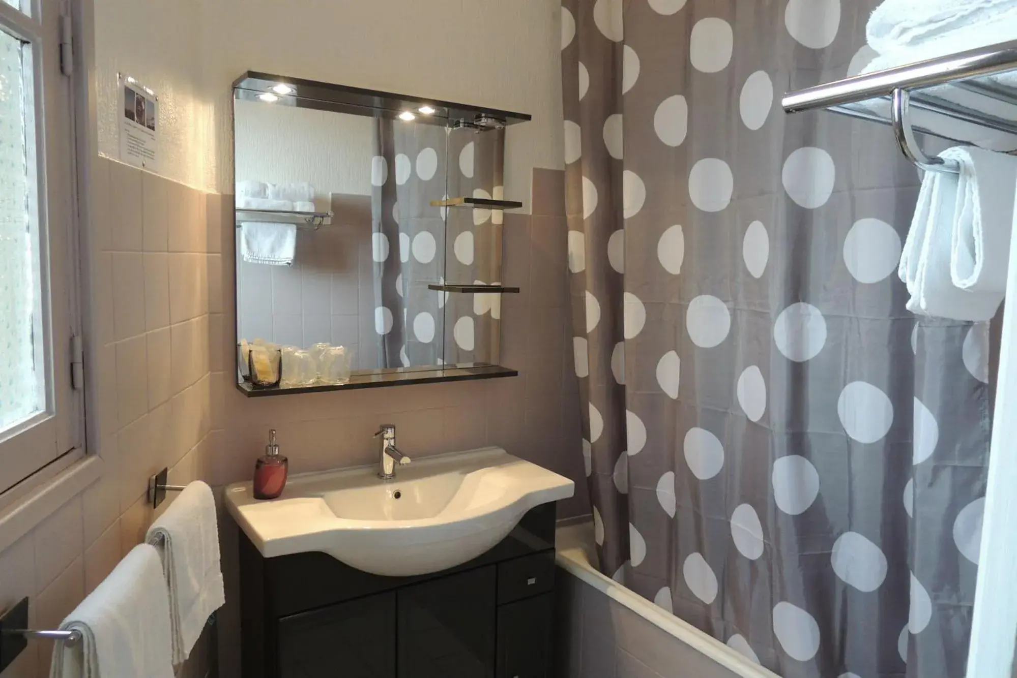 Double Room in Hôtel du Commerce Double Room in Hôtel du Commerce