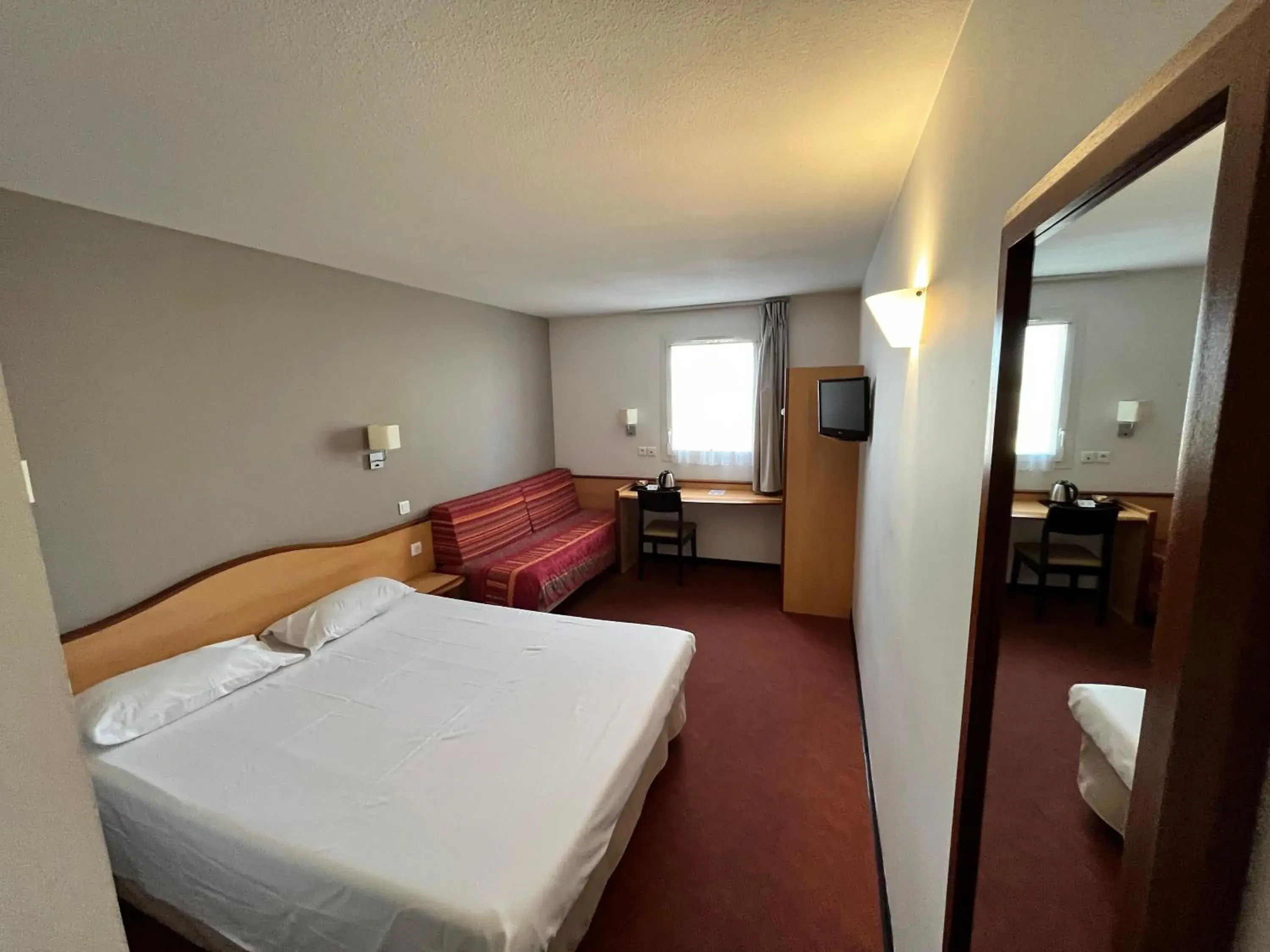 Standard Triple Room in Brit Hotel Confort Montauban Standard Triple Room in Brit Hotel Confort Montauban