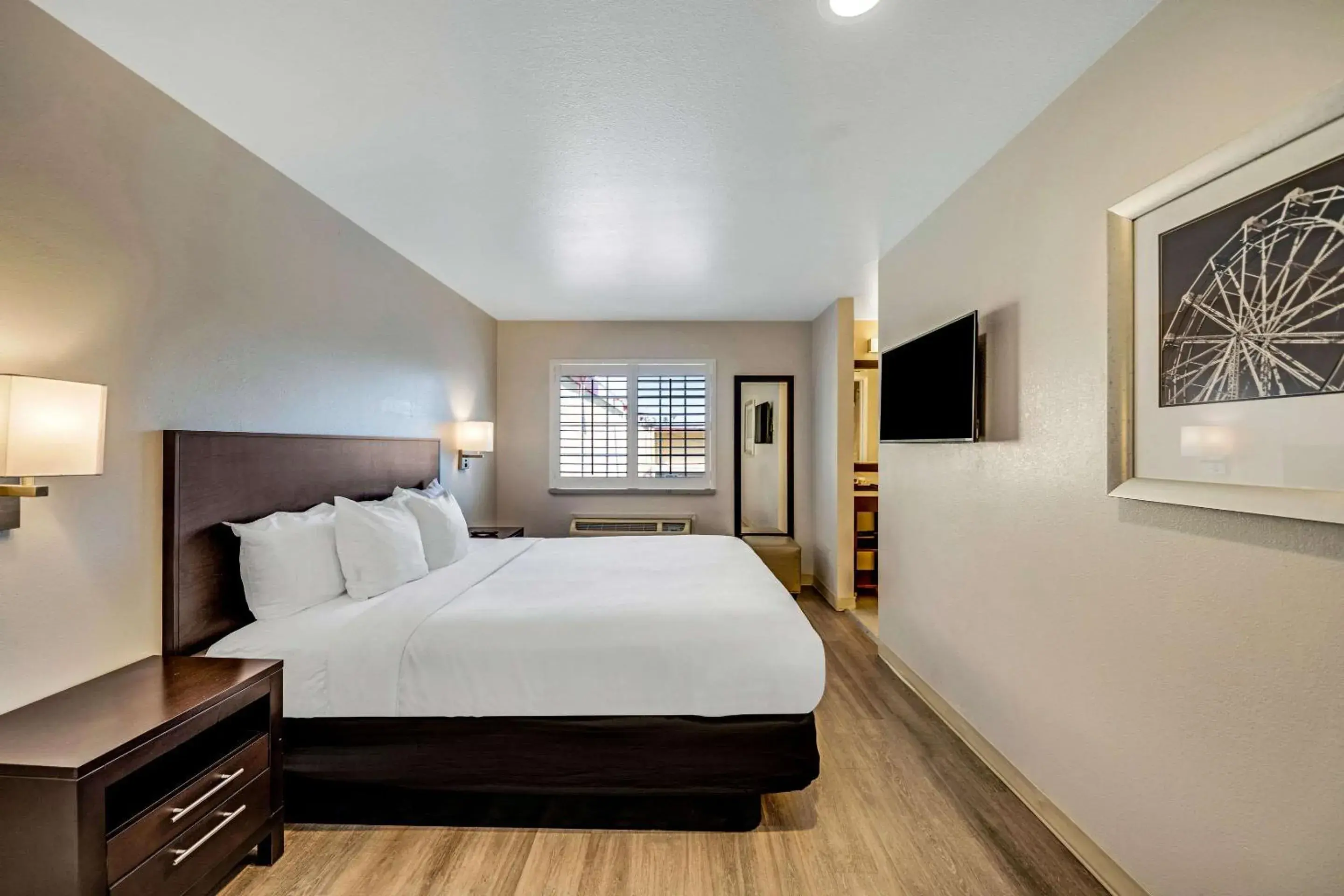 King Suite with Whirlpool - Non-smoking in Comfort Inn Beach Boardwalk King Suite with Whirlpool - Non-smoking in Comfort Inn Beach Boardwalk