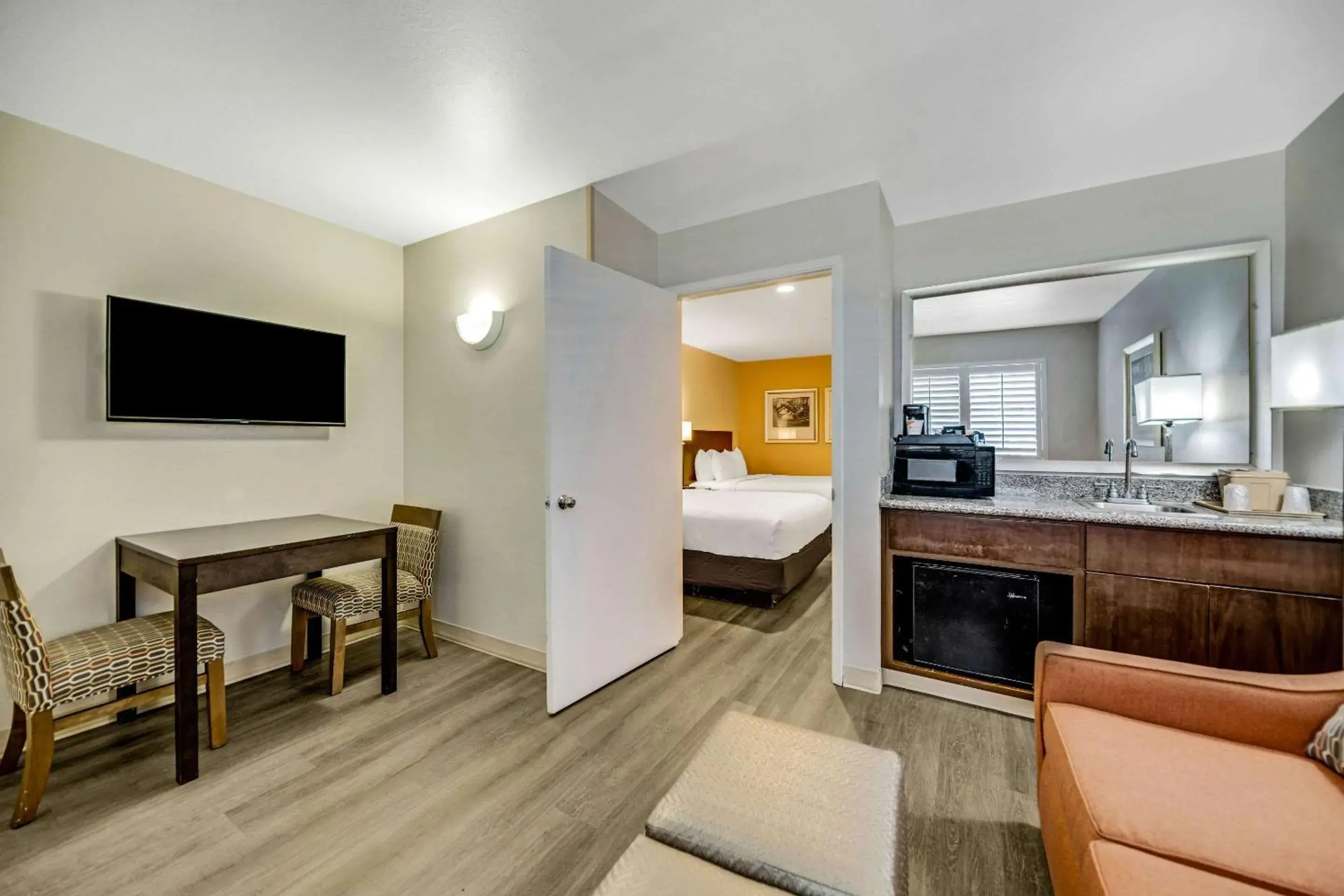 Queen Suite with Two Queen Beds and Whirlpool - Non Smoking in Comfort Inn Beach Boardwalk Queen Suite with Two Queen Beds and Whirlpool - Non Smoking in Comfort Inn Beach Boardwalk