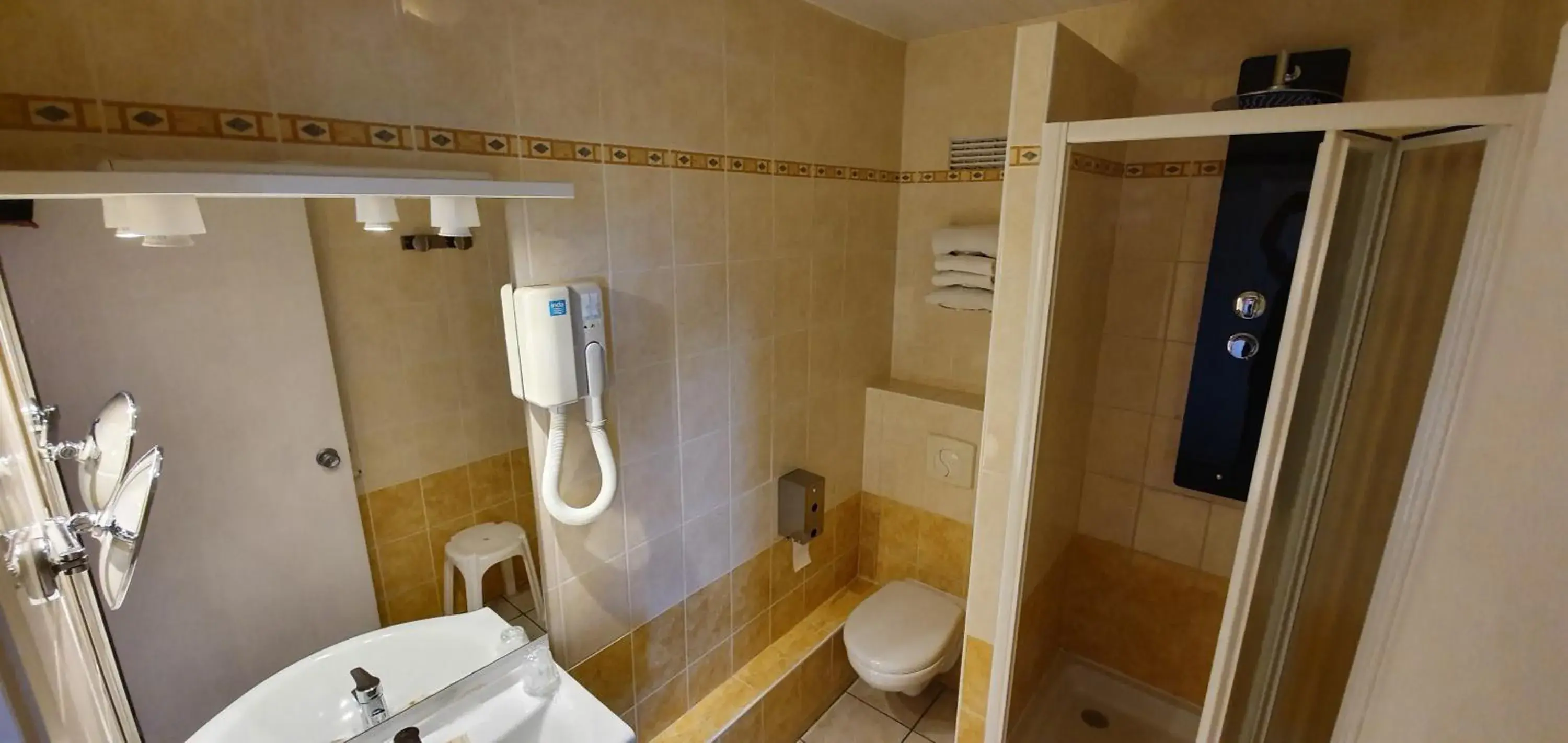 Classic Double Room City Side in Hôtel Windsor Contact Hôtel Classic Double Room City Side in Hôtel Windsor Contact Hôtel