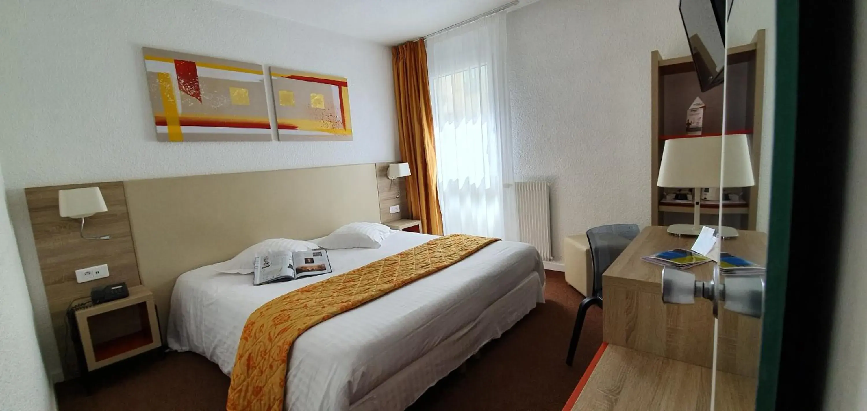 Classic Double Room City Side in Hôtel Windsor Contact Hôtel Classic Double Room City Side in Hôtel Windsor Contact Hôtel