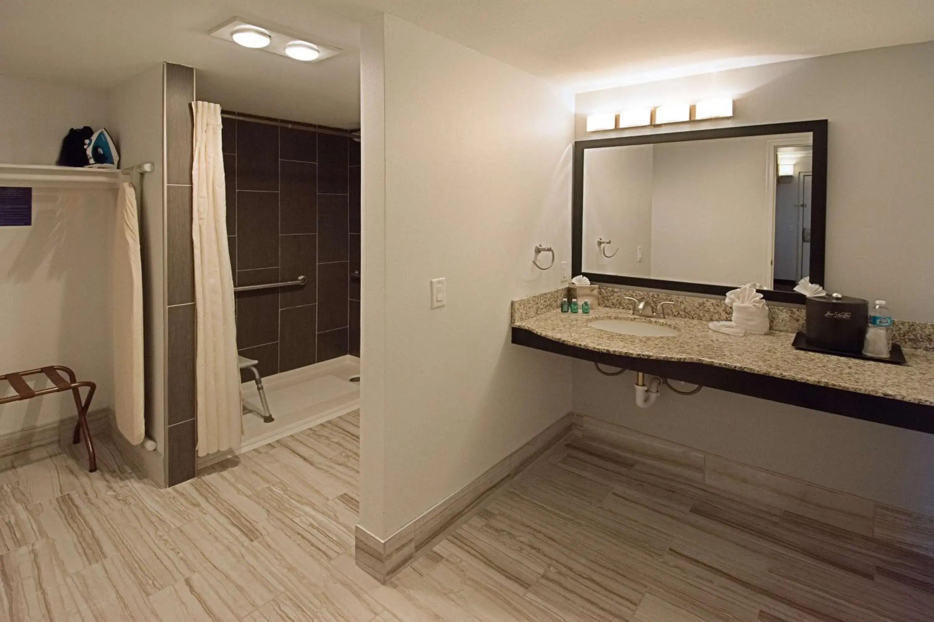 Queen Room with Mobility Accessible Tub - Non-Smoking in Best Western Yuma Mall Hotel & Suites Queen Room with Mobility Accessible Tub - Non-Smoking in Best Western Yuma Mall Hotel & Suites