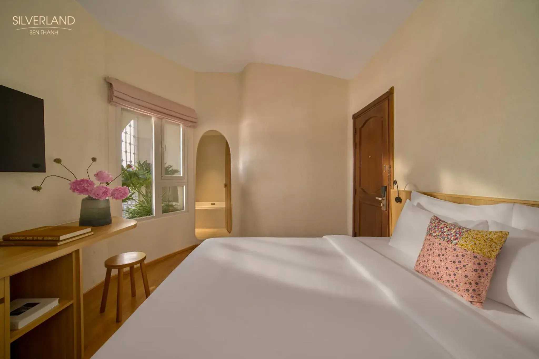 Signature Ben Thanh Double (with afternoon tea) in Silverland Bến Thành Signature Ben Thanh Double (with afternoon tea) in Silverland Bến Thành