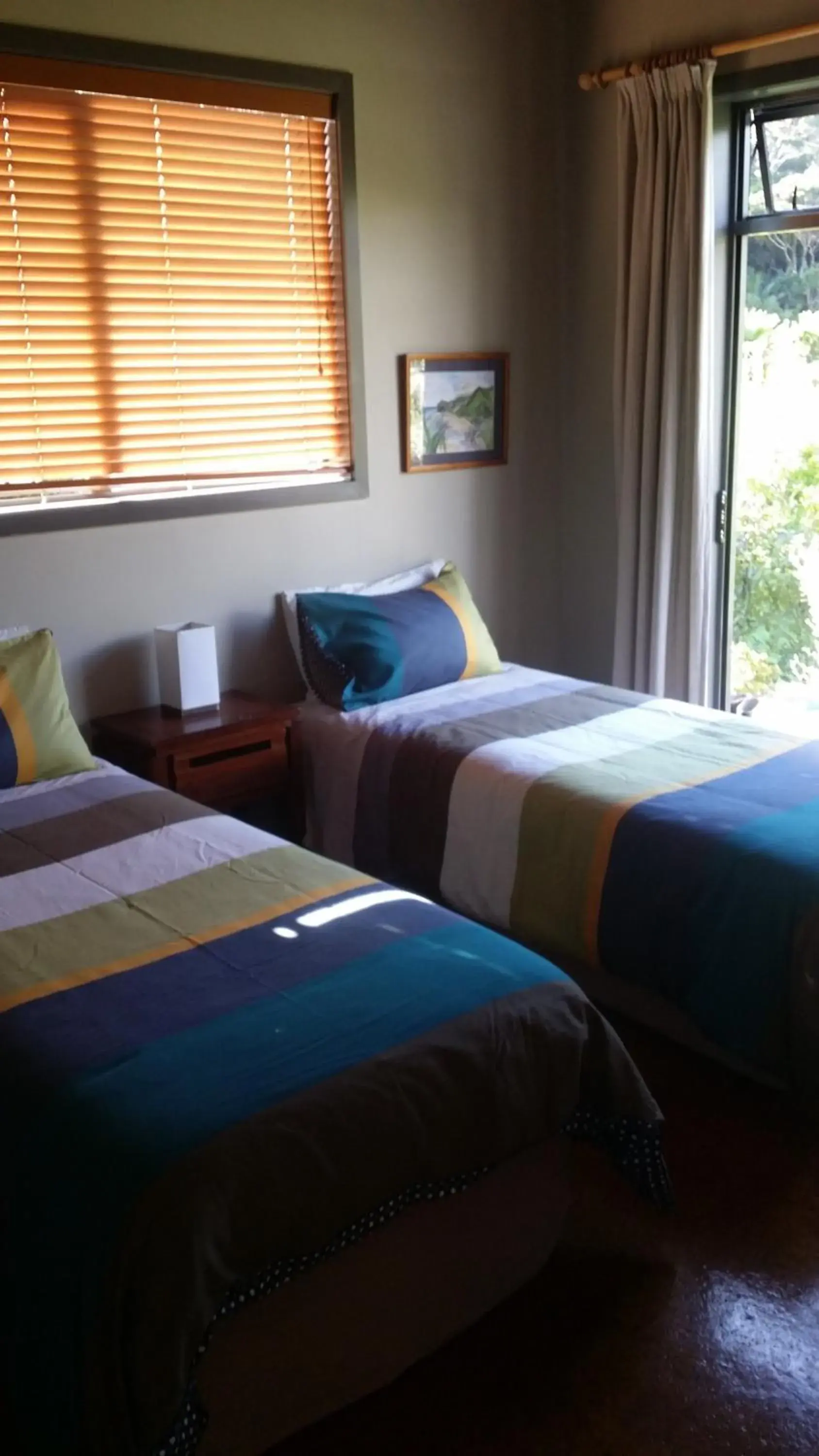 Double or Twin Room with Shared Bathroom in Piha Beachstay Accommodation Double or Twin Room with Shared Bathroom in Piha Beachstay Accommodation